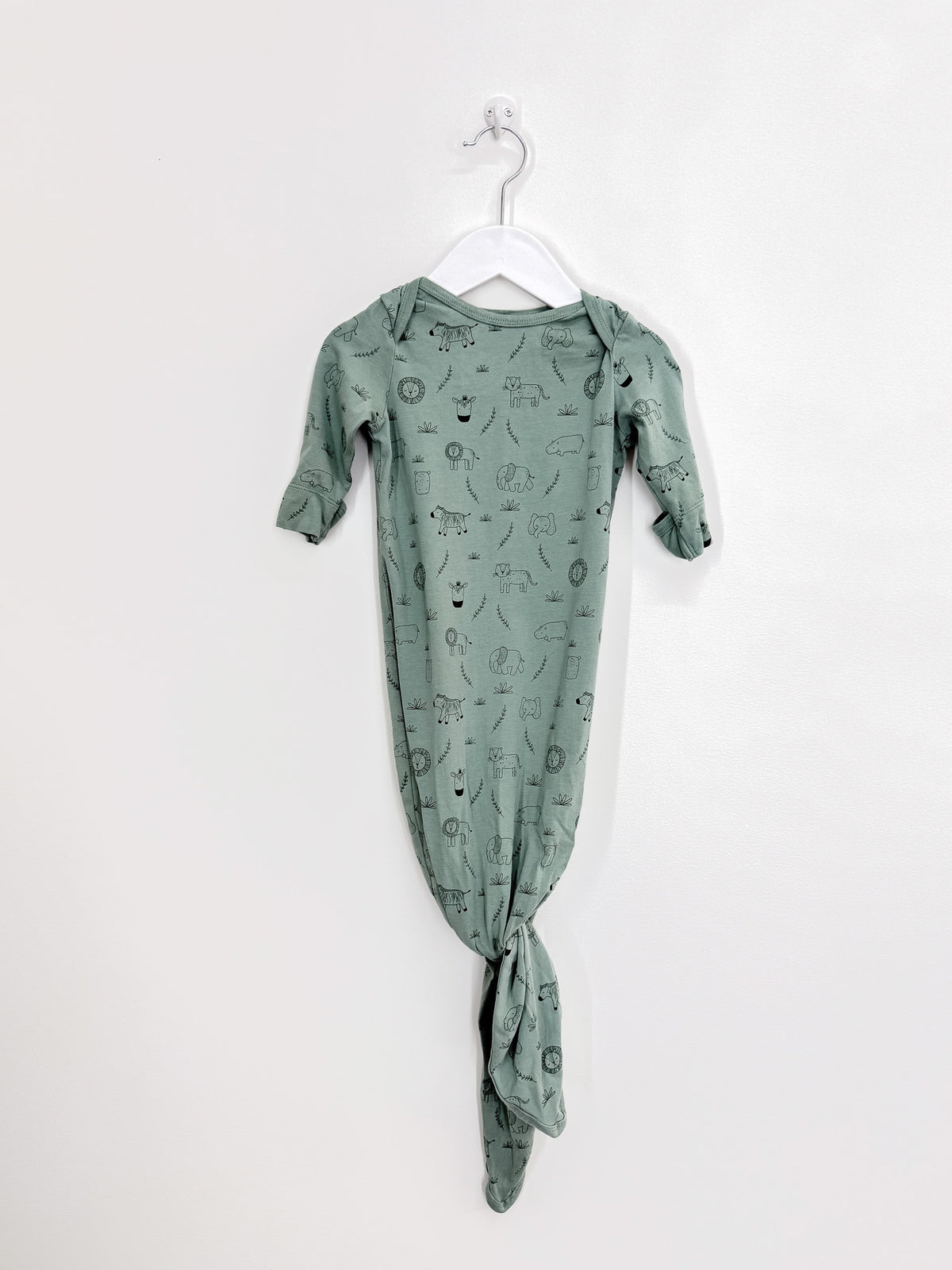 The Sleep Store organic knotted gown - fern safari (0-3m)