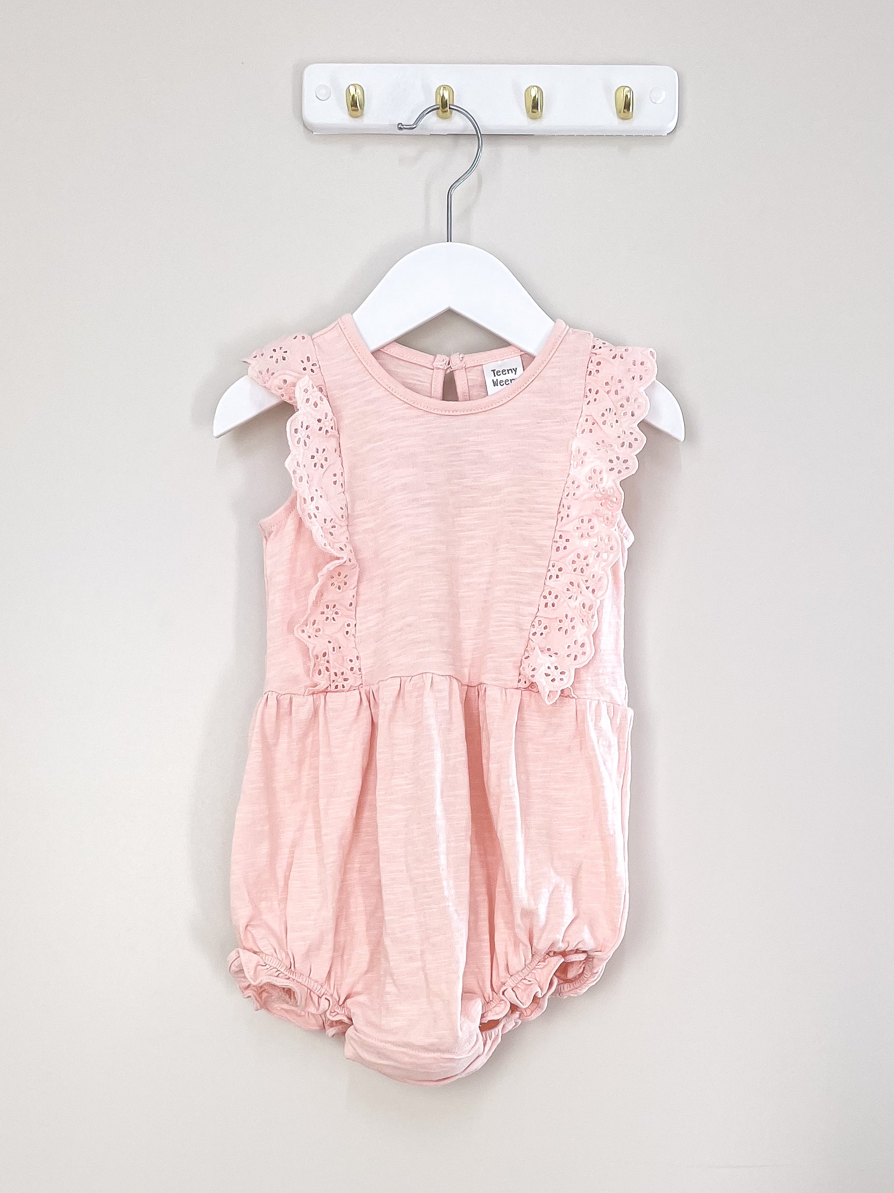 Teeny Weeny broderie bubblesuit (18-24m)