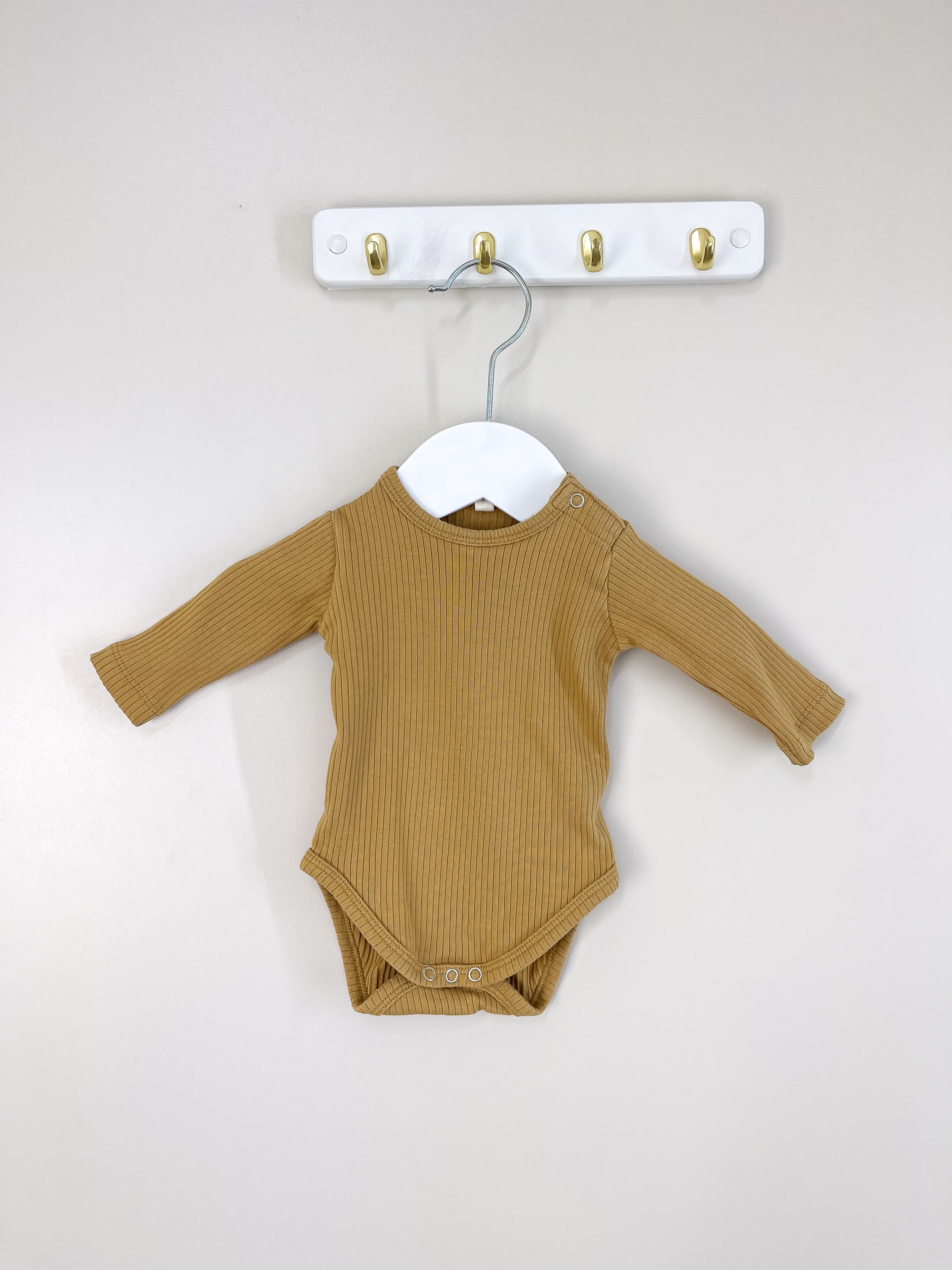 Quincy Mae organic ribbed bodysuit (newborn)