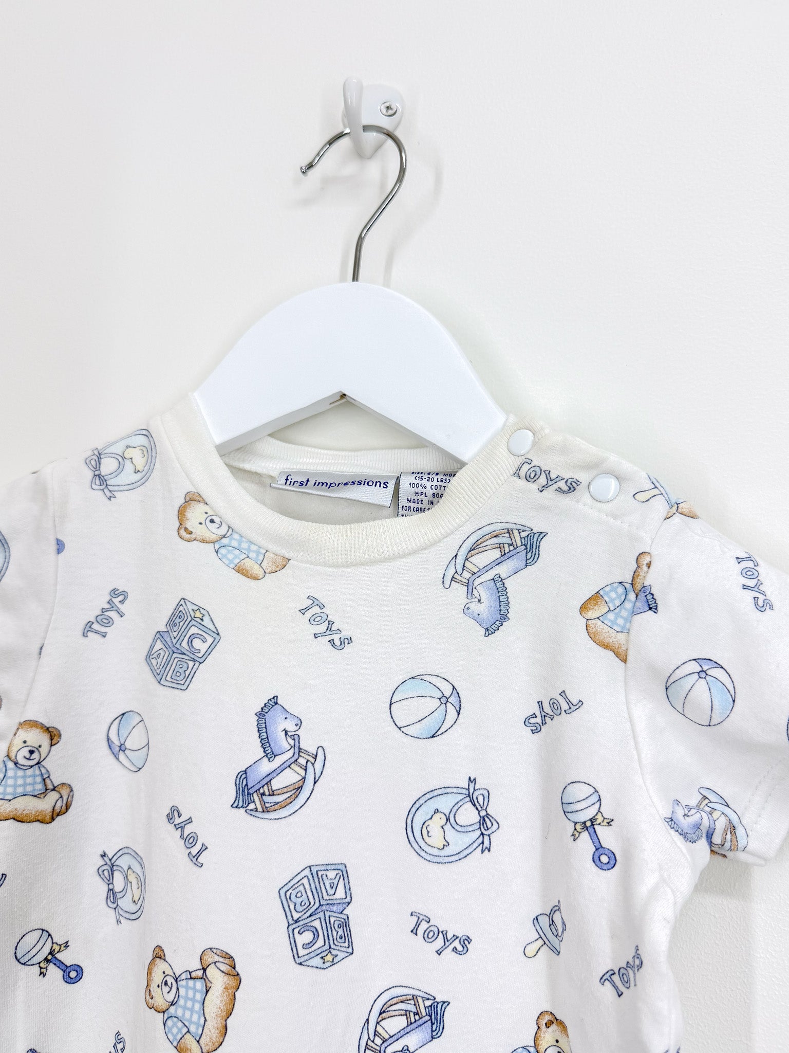 First Impressions toys onesie '00 (6-9m)