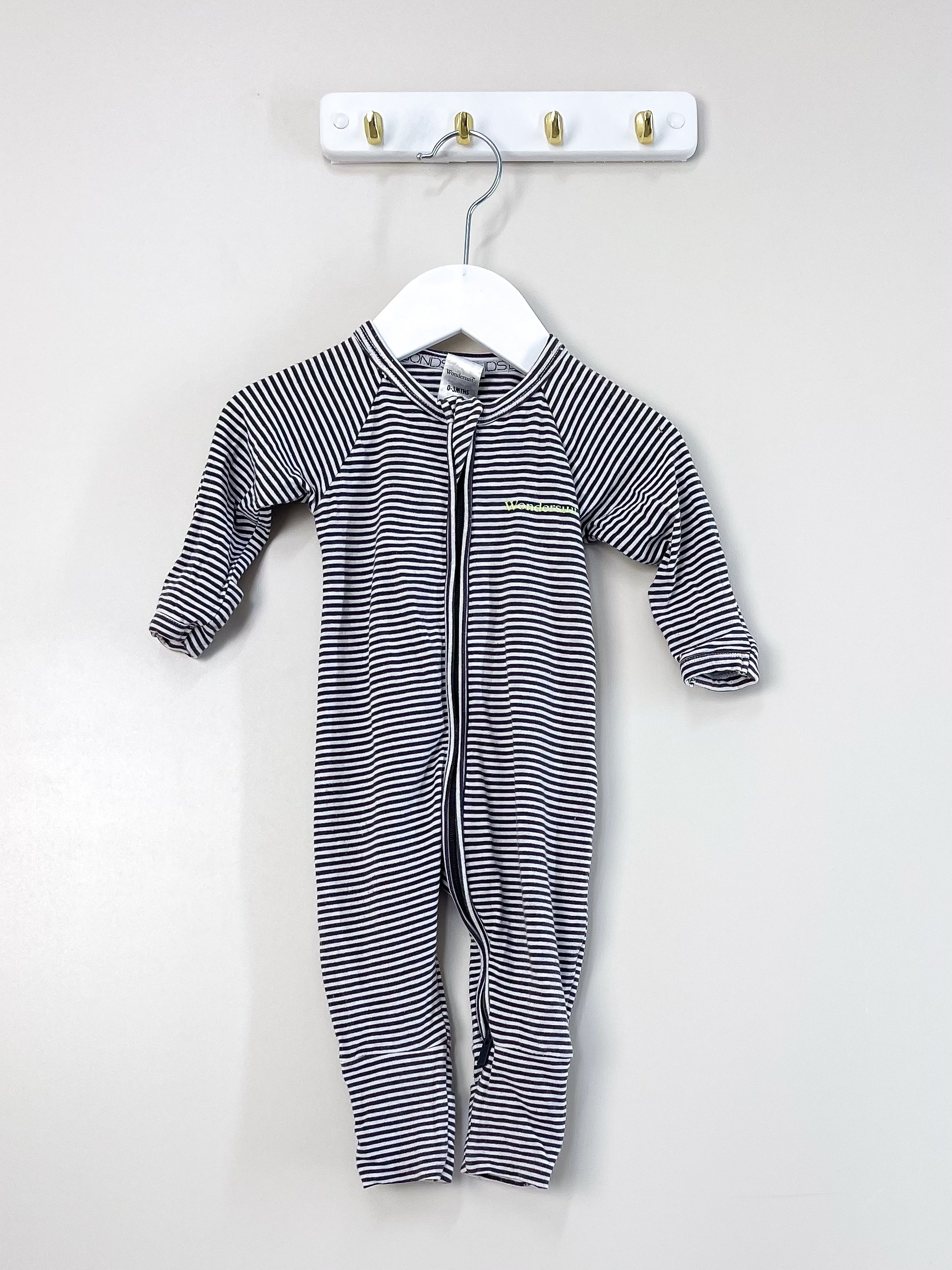 Bonds wondersuit - dark stripe (0-3m)
