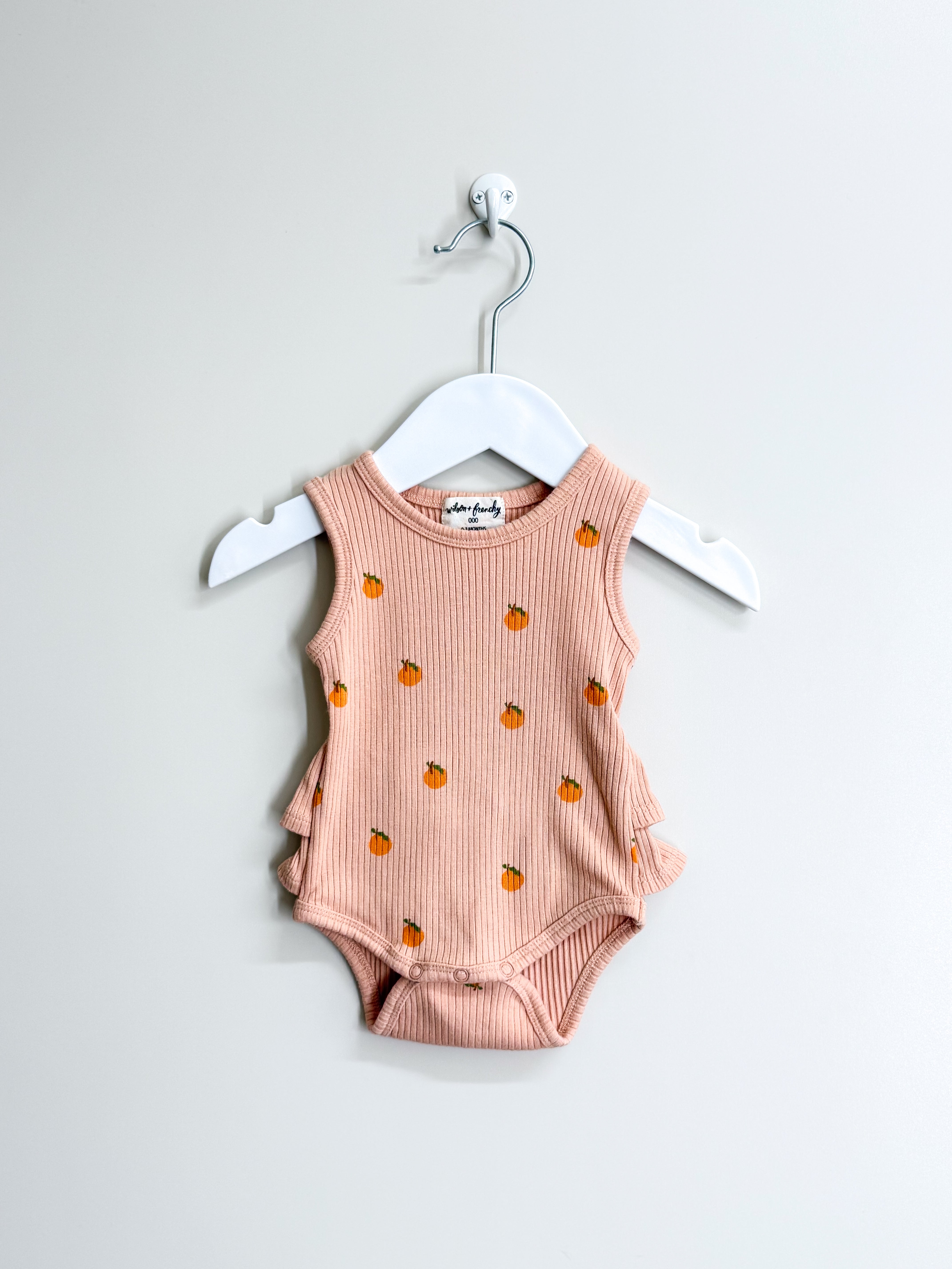 Wilson & Frenchy organic rib ruffle suit - oranges (3-6m)