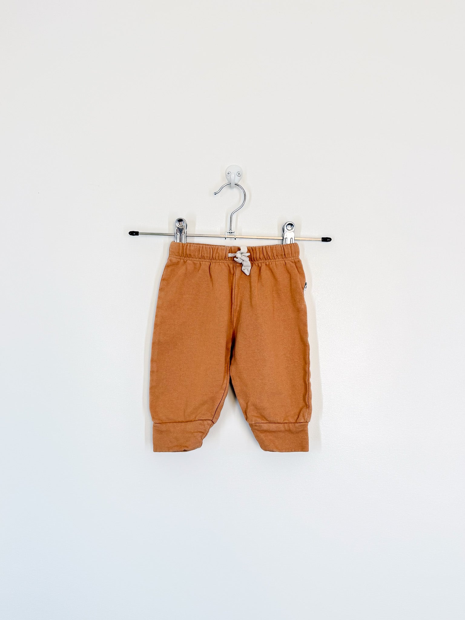 Burrow & Be organic essentials fleece pants (0-3m)