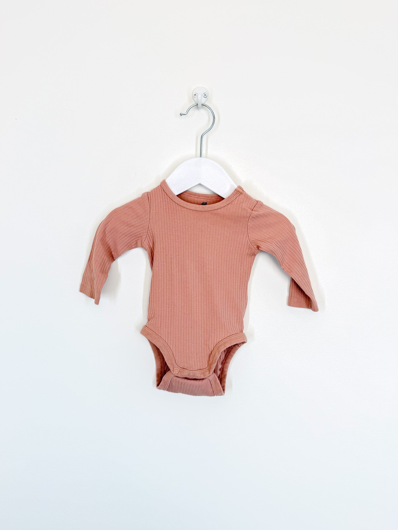 H&M organic rib bodysuit (0-3m)