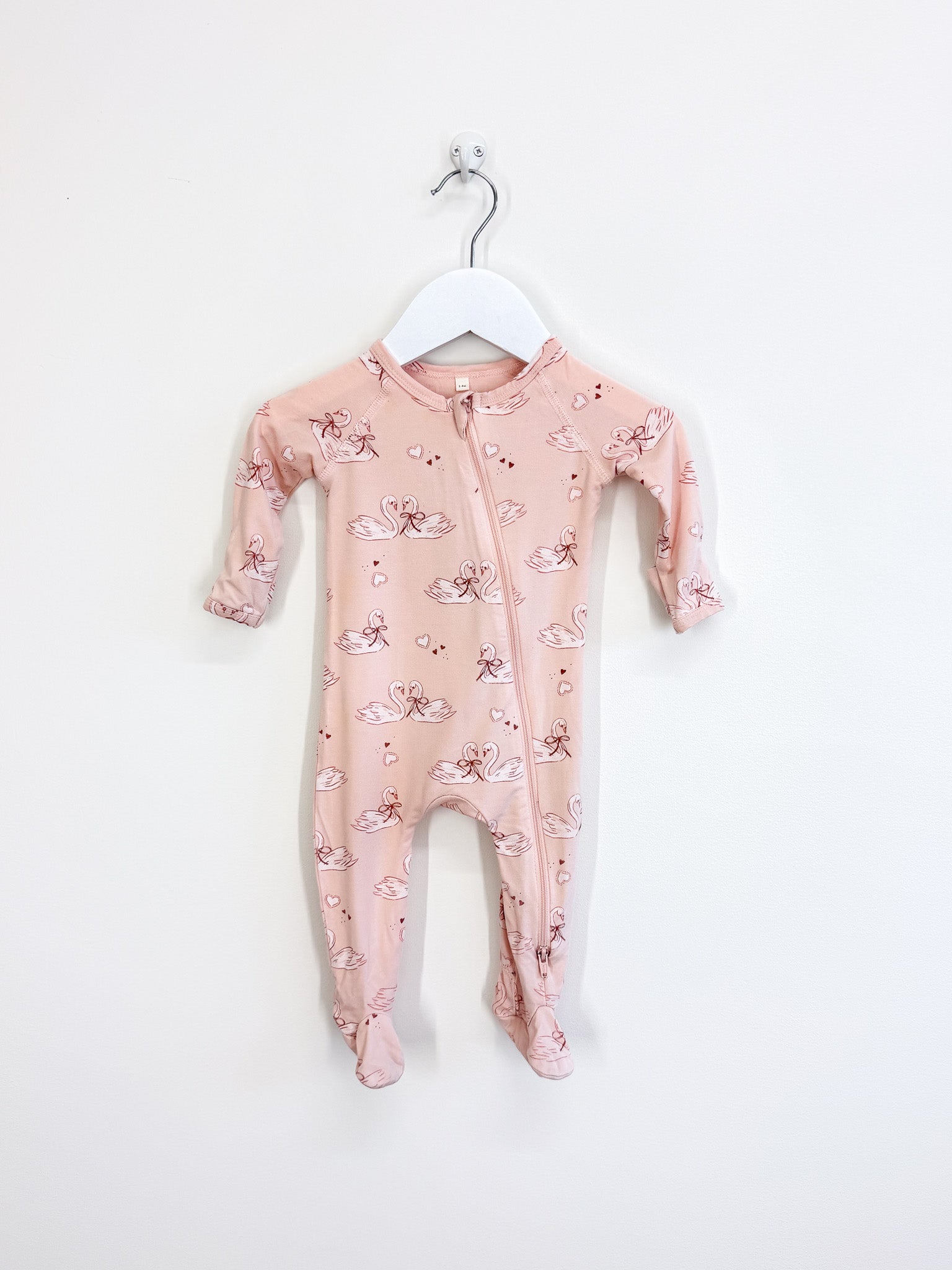 Quincy Mae bamboo zip footie - swans (3-6m)
