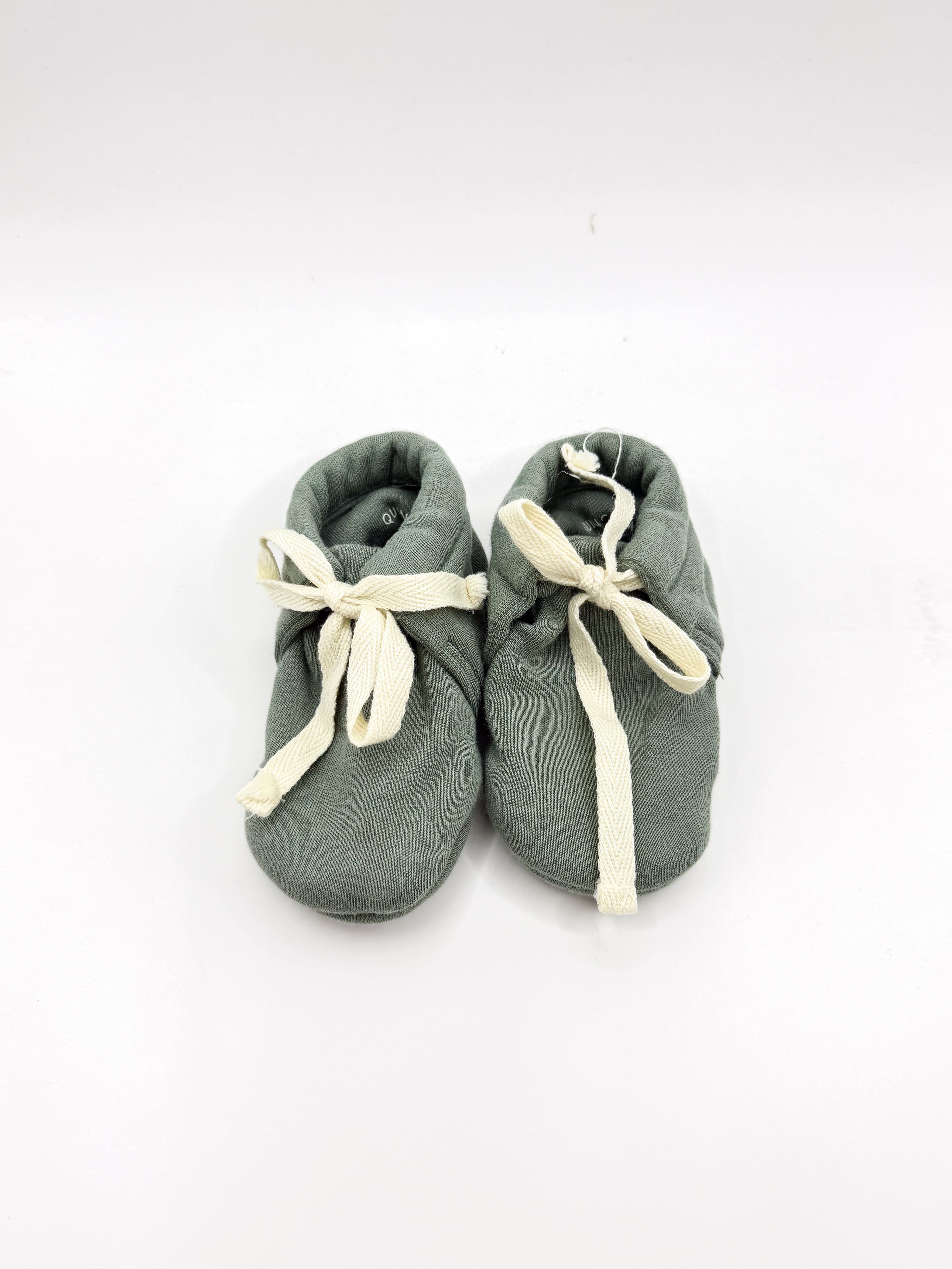Quincy Mae organic booties (6-12m)