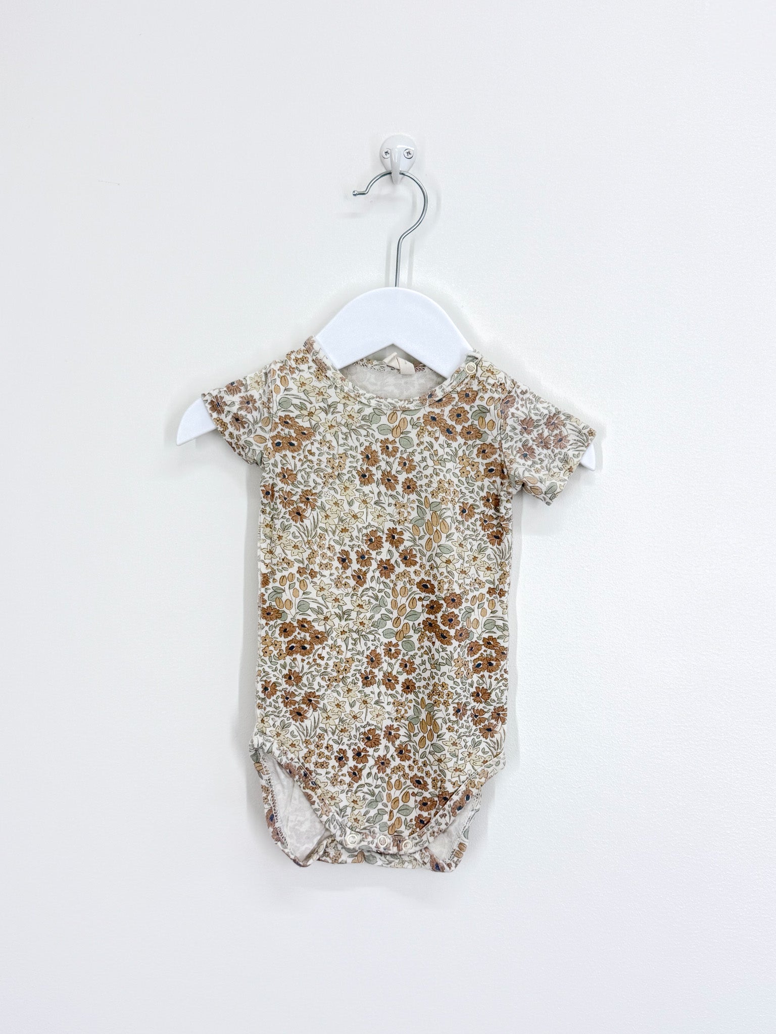 Quincy Mae short sleeve bamboo bodysuit (3-6m)