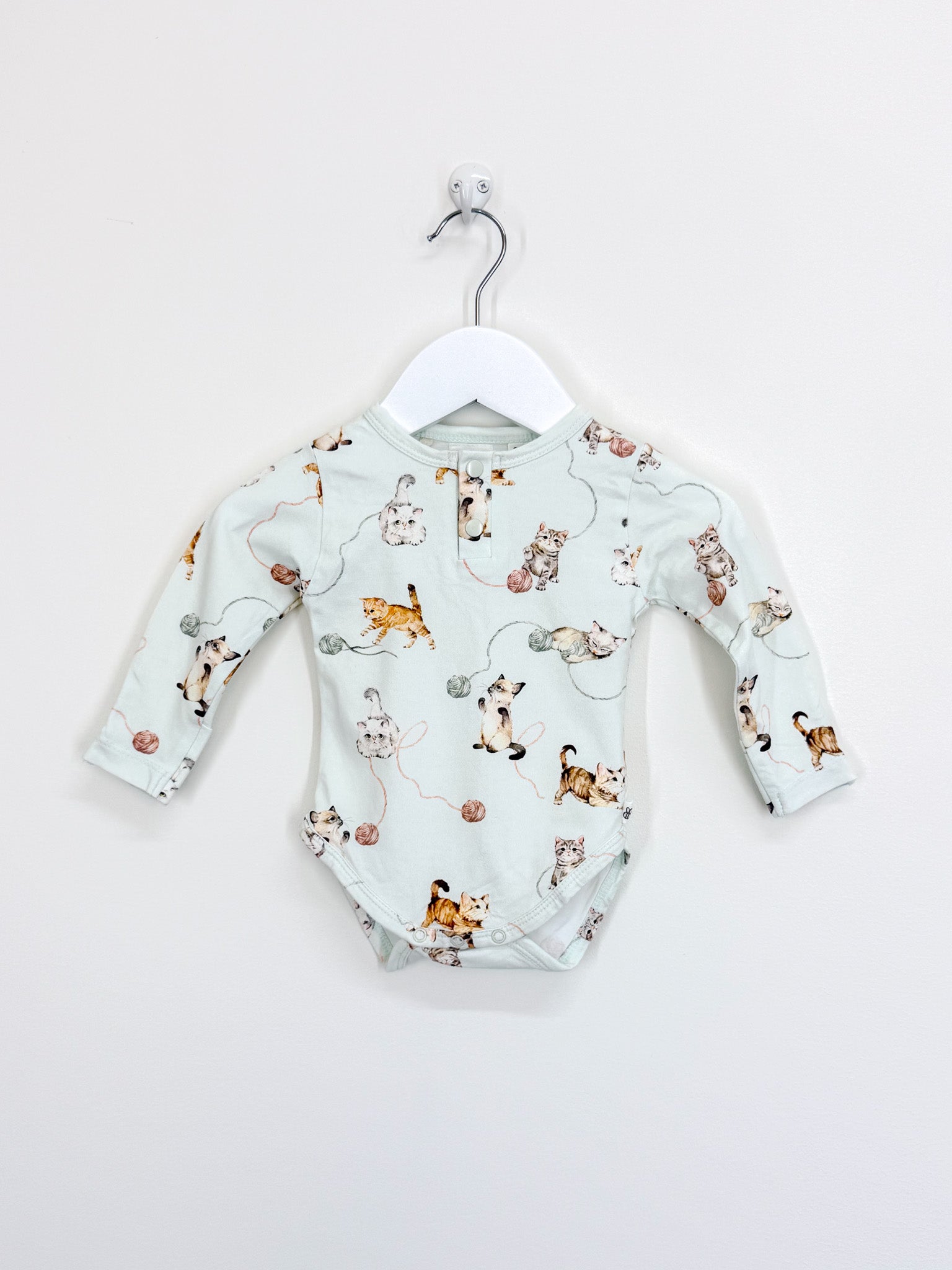 Snuggle Hunny organic henley bodysuit - kittnes (0-3m)