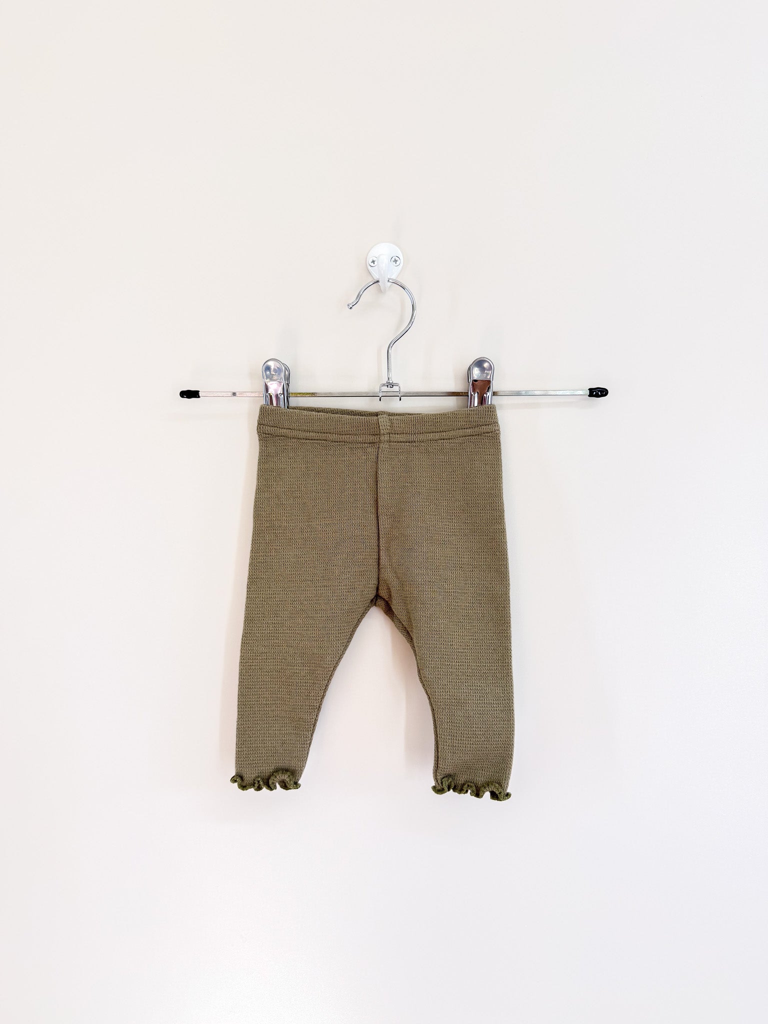 Little Bundle textured lettuce edge leggings (newborn)