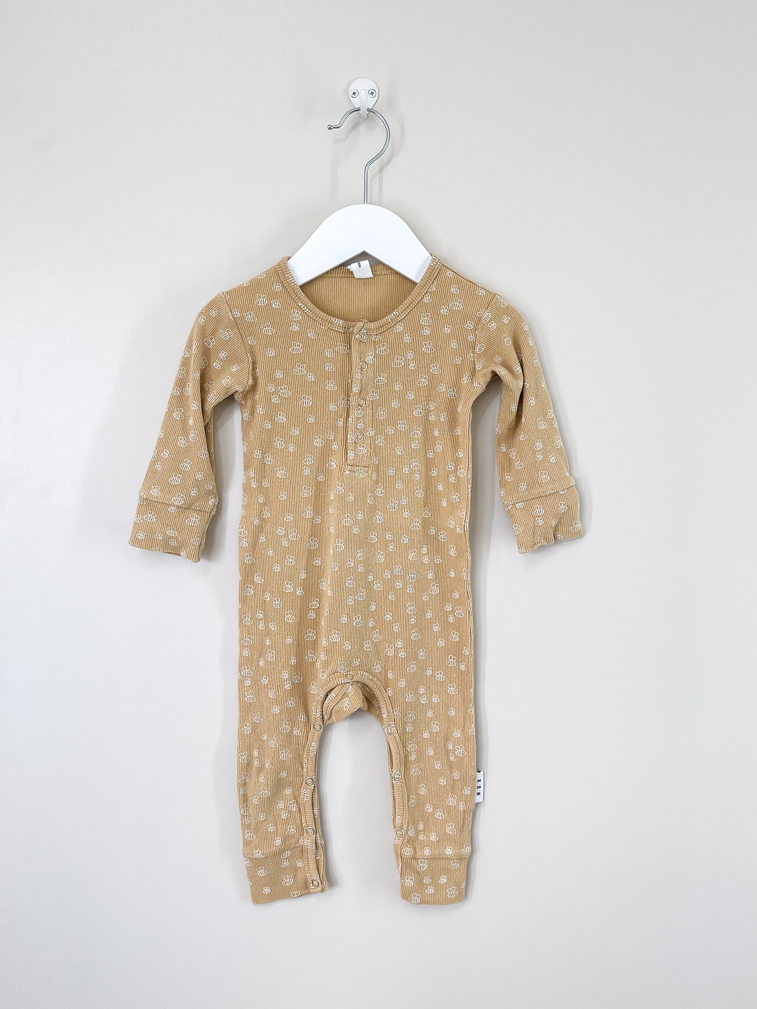 Hux organic rib bee onesie (6-12m)