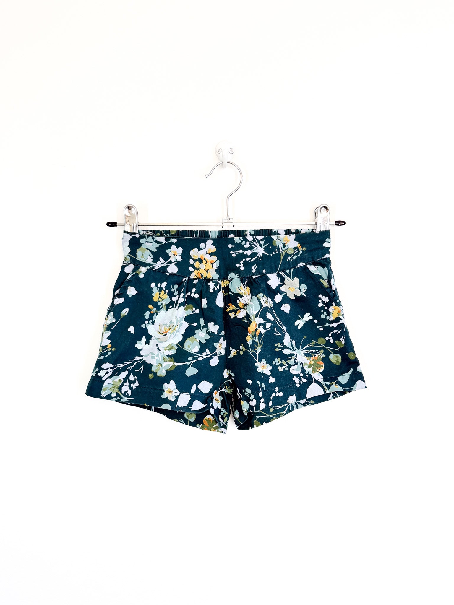 Burrow & Be organic lily shorts (3y)