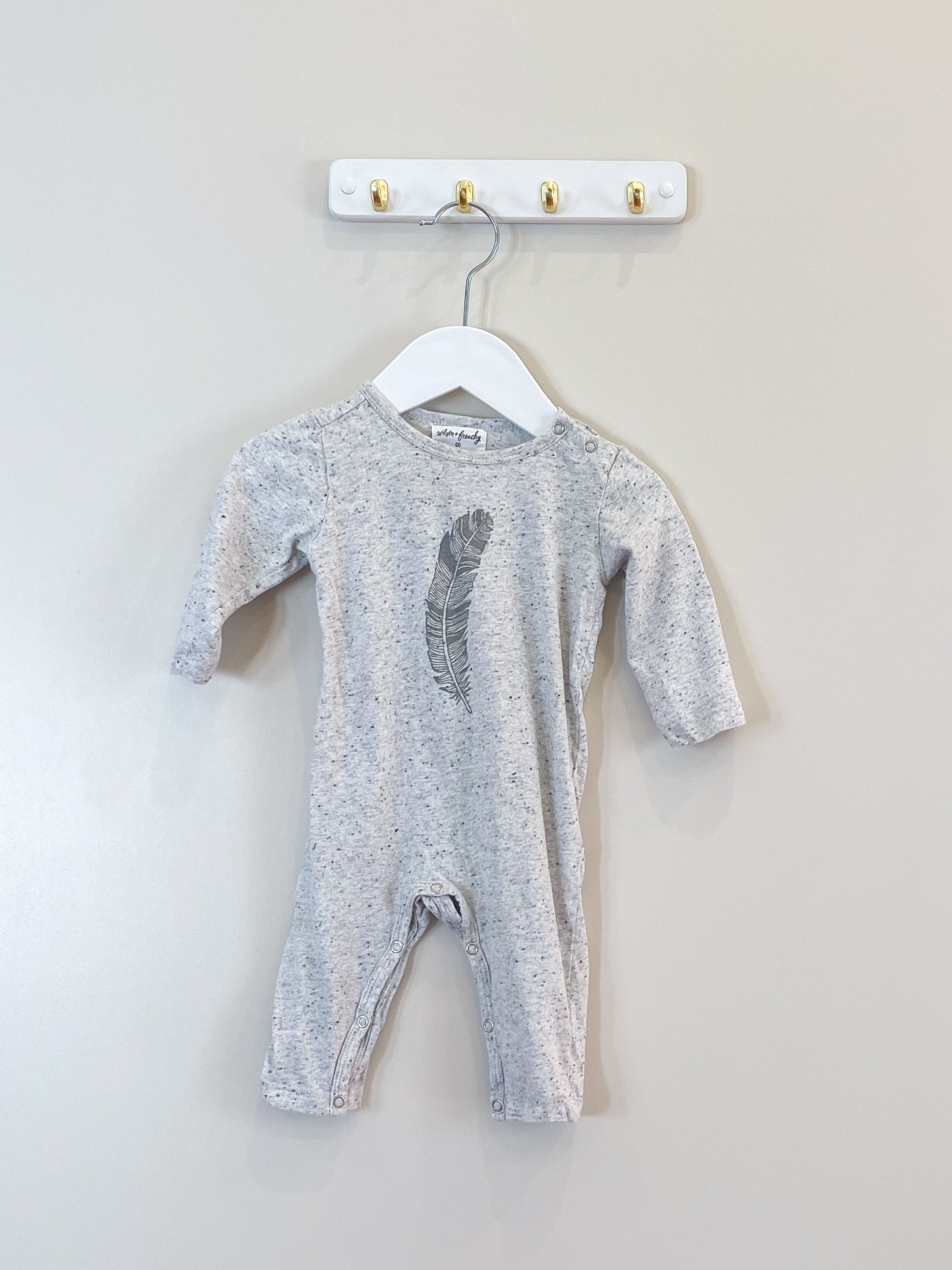 Wilson & Frenchy organic feather onesie (3-6m)