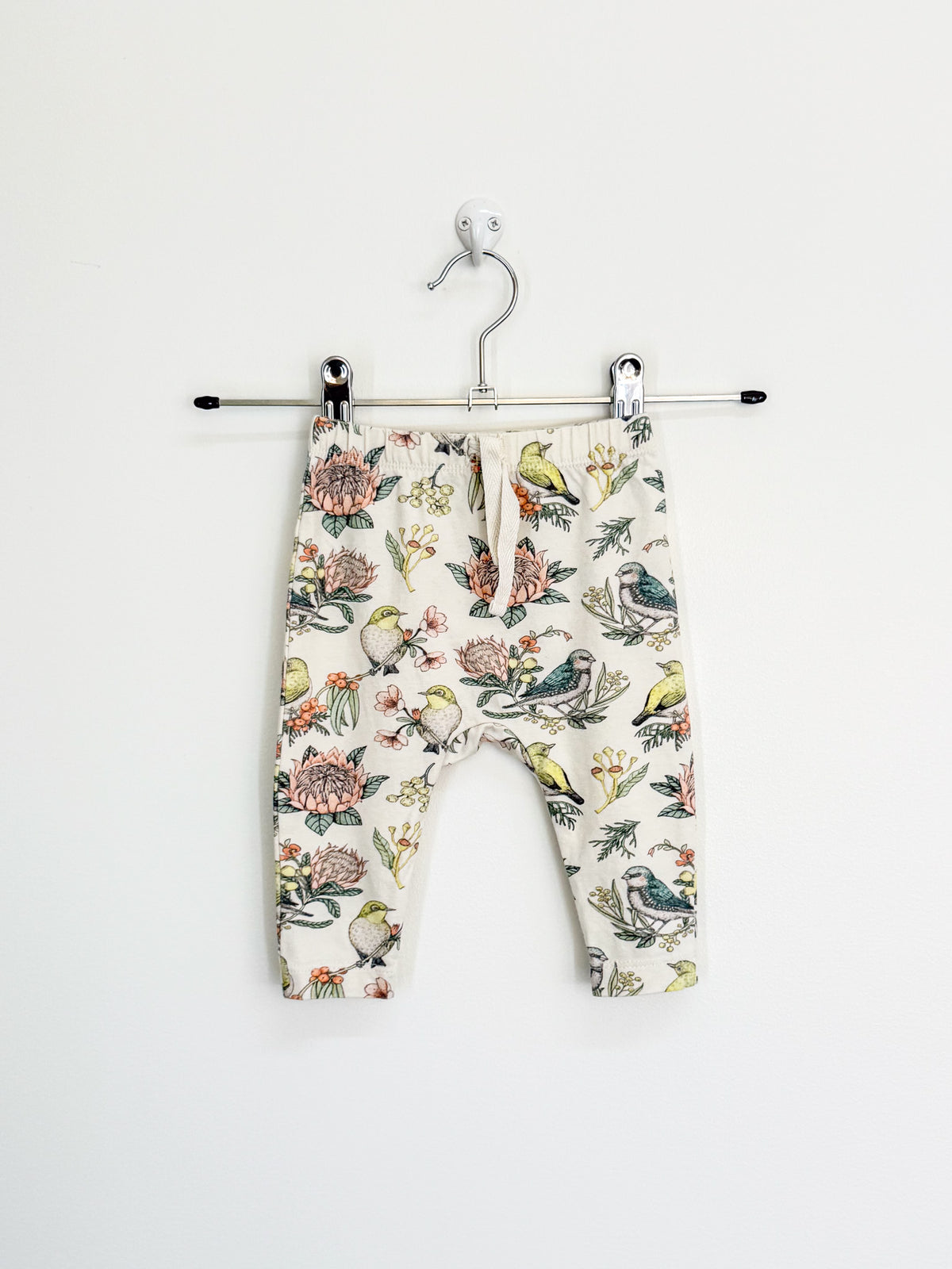 Wilson & Frenchy organic leggings - hello birdie (0-3m)