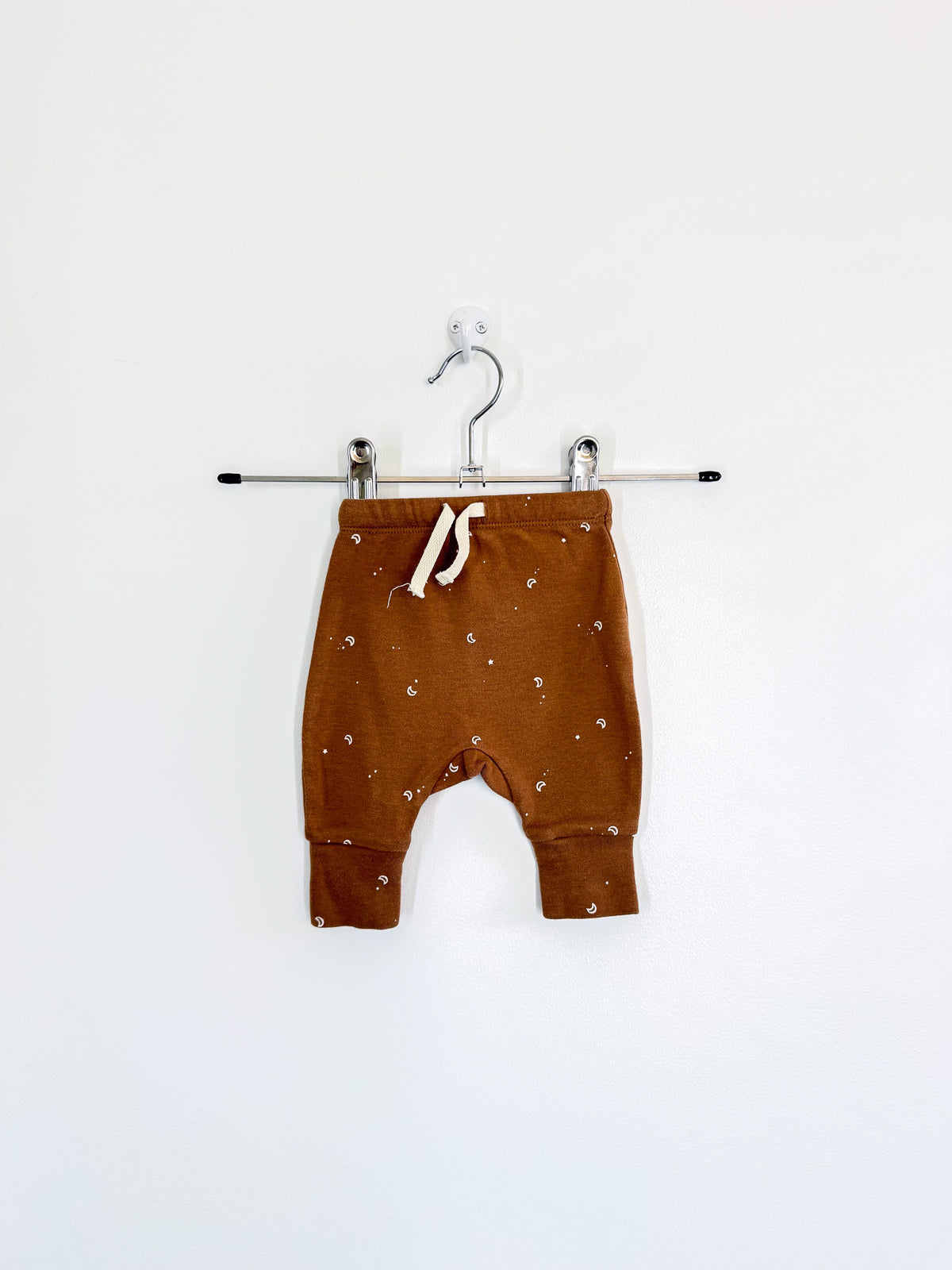 Quincy Mae organic drawstring pants - moons (newborn)