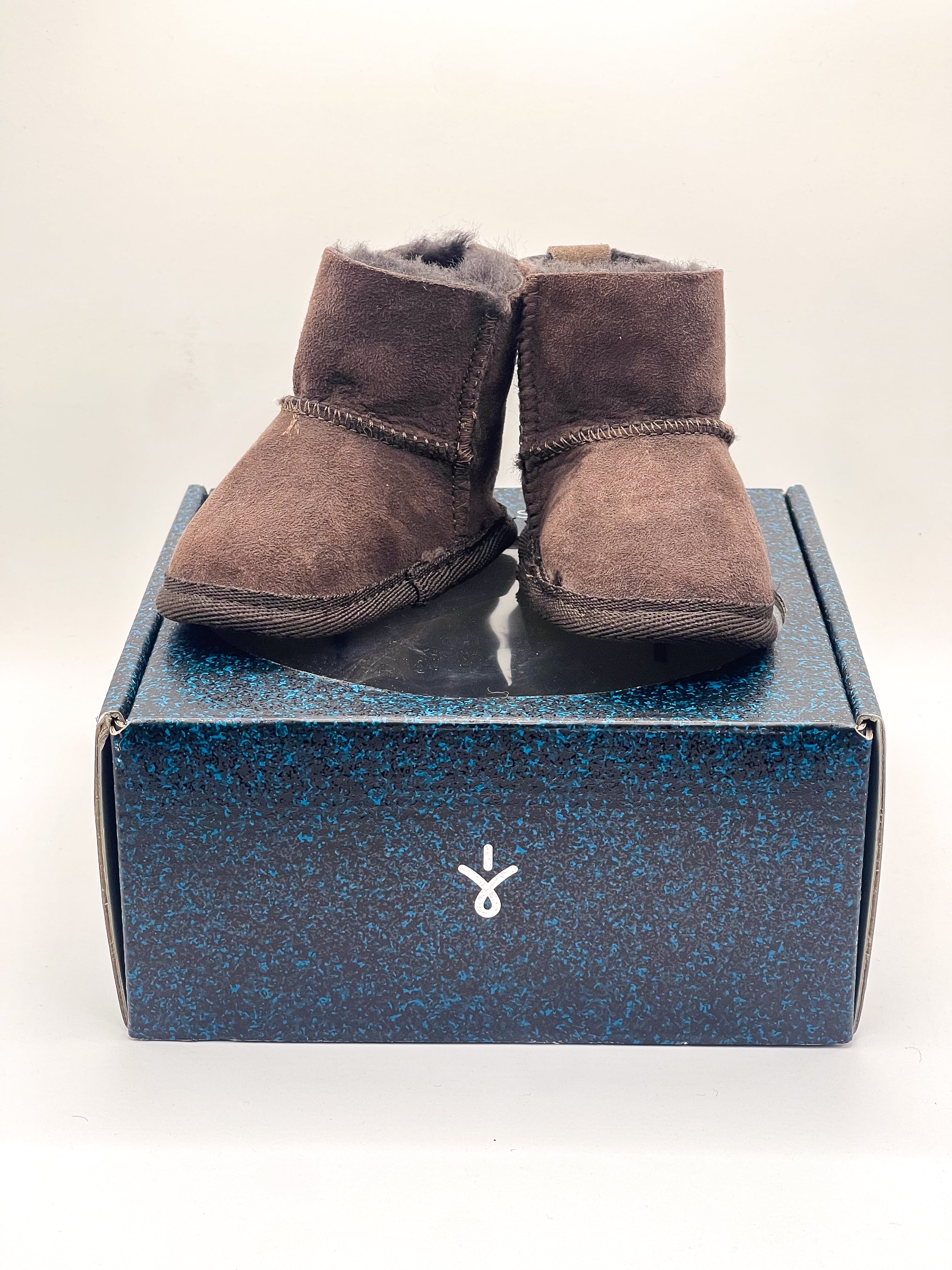 BNWT Emu baby sheepskin slippers (0-6m)