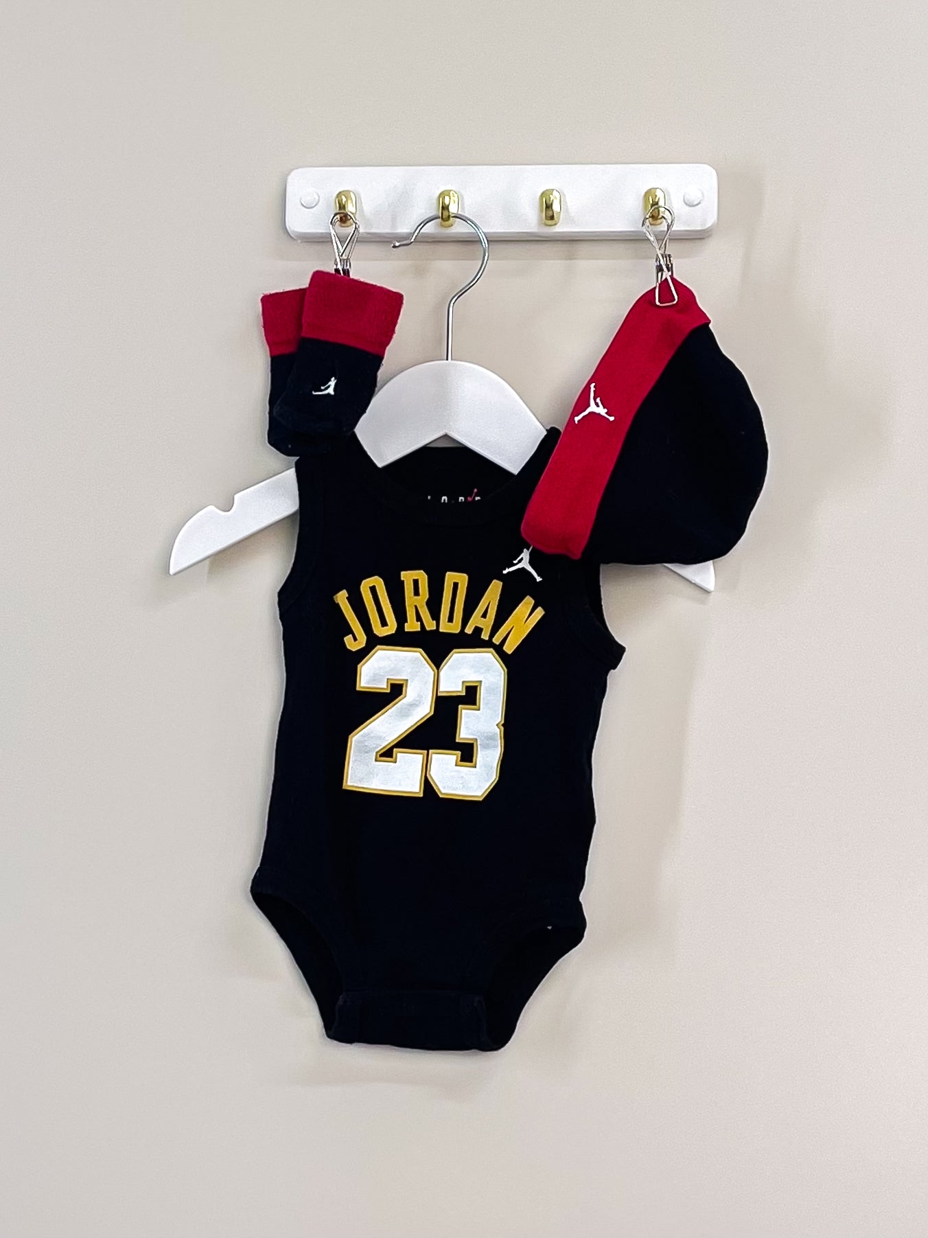 Jordan singletsuit socks & beanie set (0-6m)