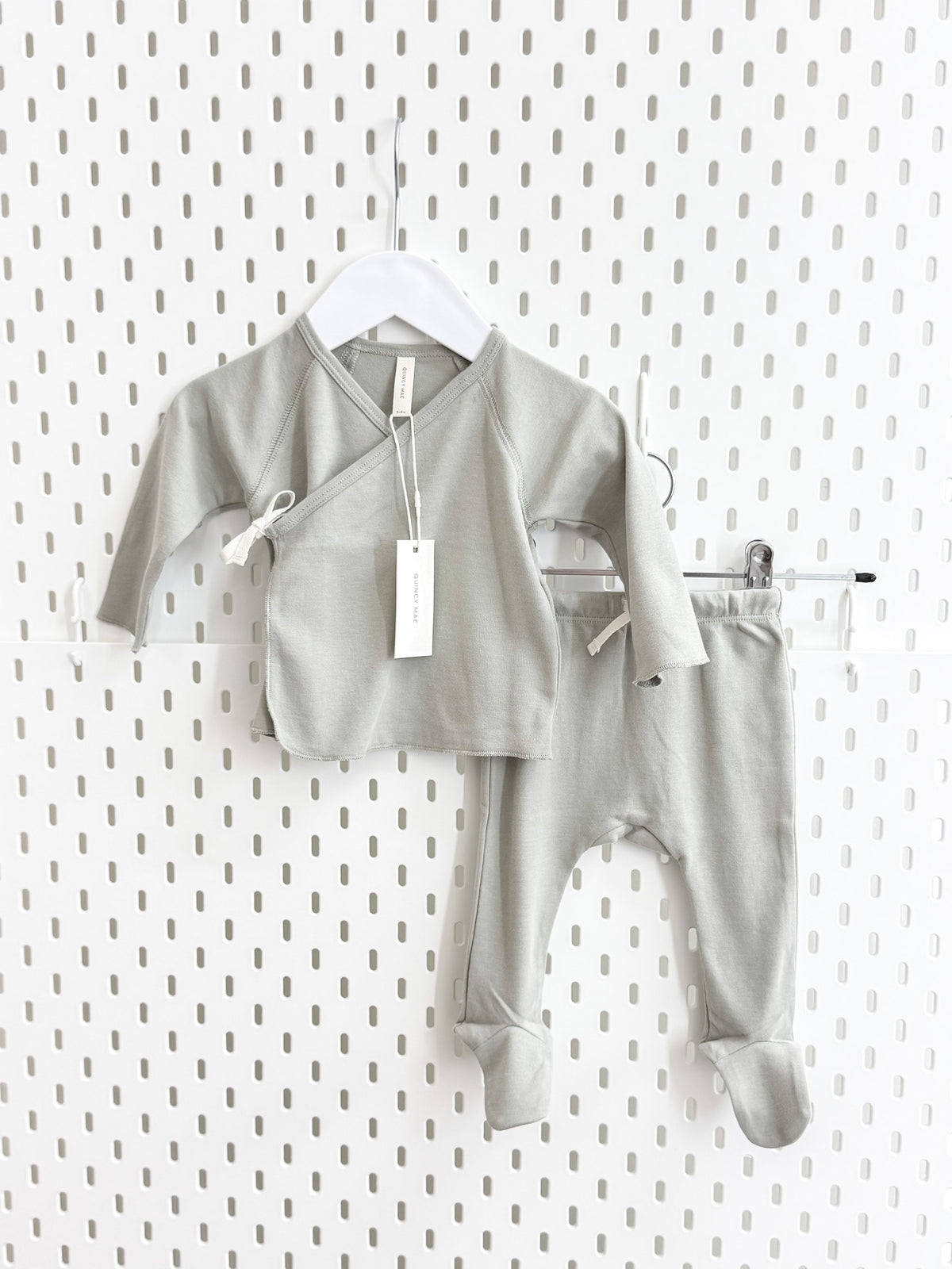 BNWT Quincy Mae organic wrap top & footed pants set (3-6m)