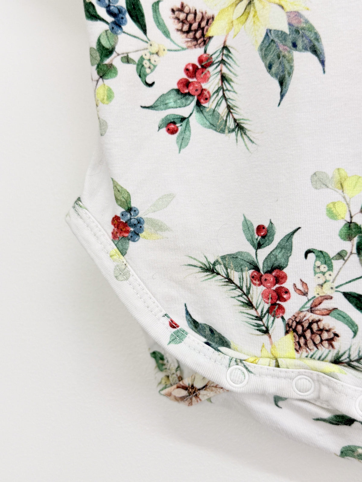 🎄 Snuggle Hunny organic short sleeve henley bodysuit - festive berry (0-3m)