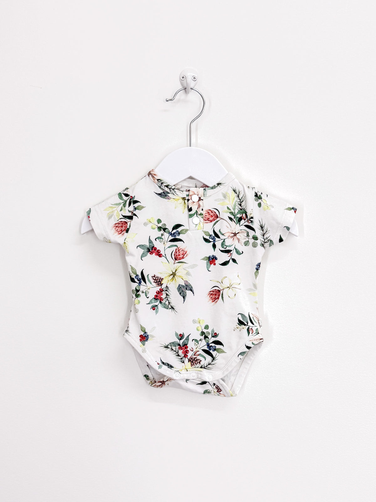 🎄 Snuggle Hunny organic short sleeve henley bodysuit - festive berry (0-3m)
