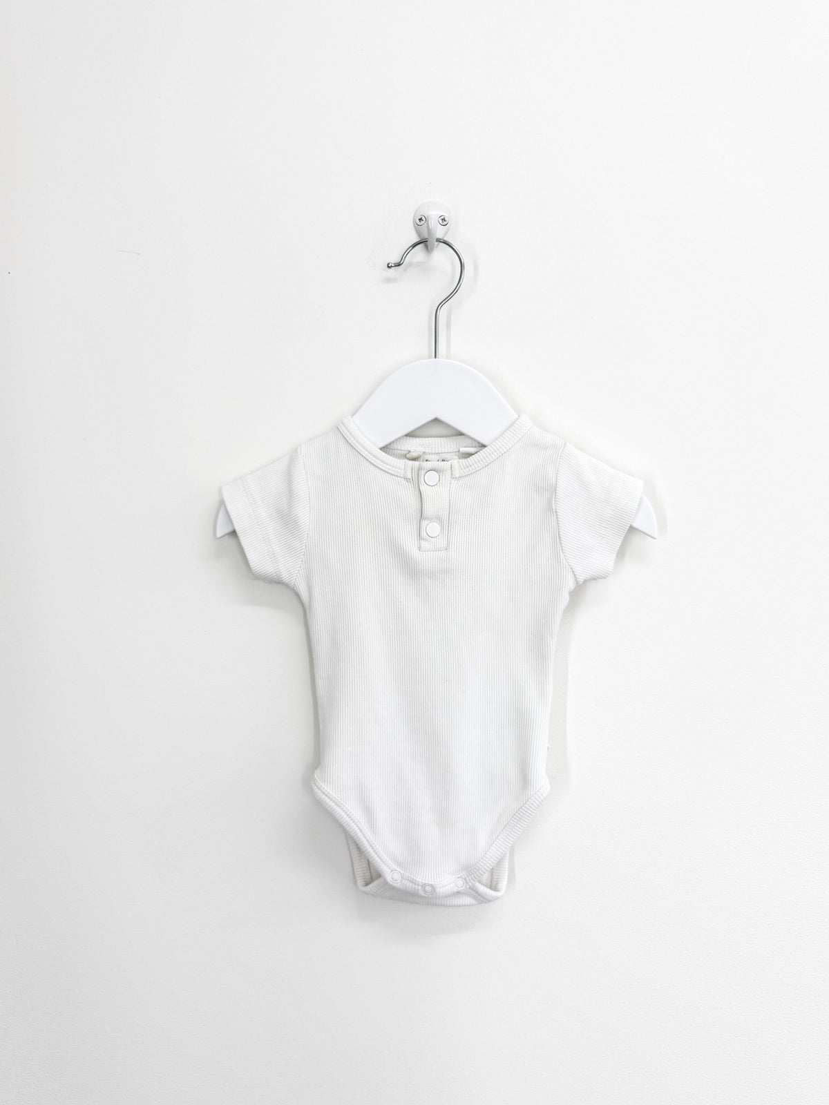 Snuggle Hunny organic short sleeve rib henley bodysuit - white (0-3m)