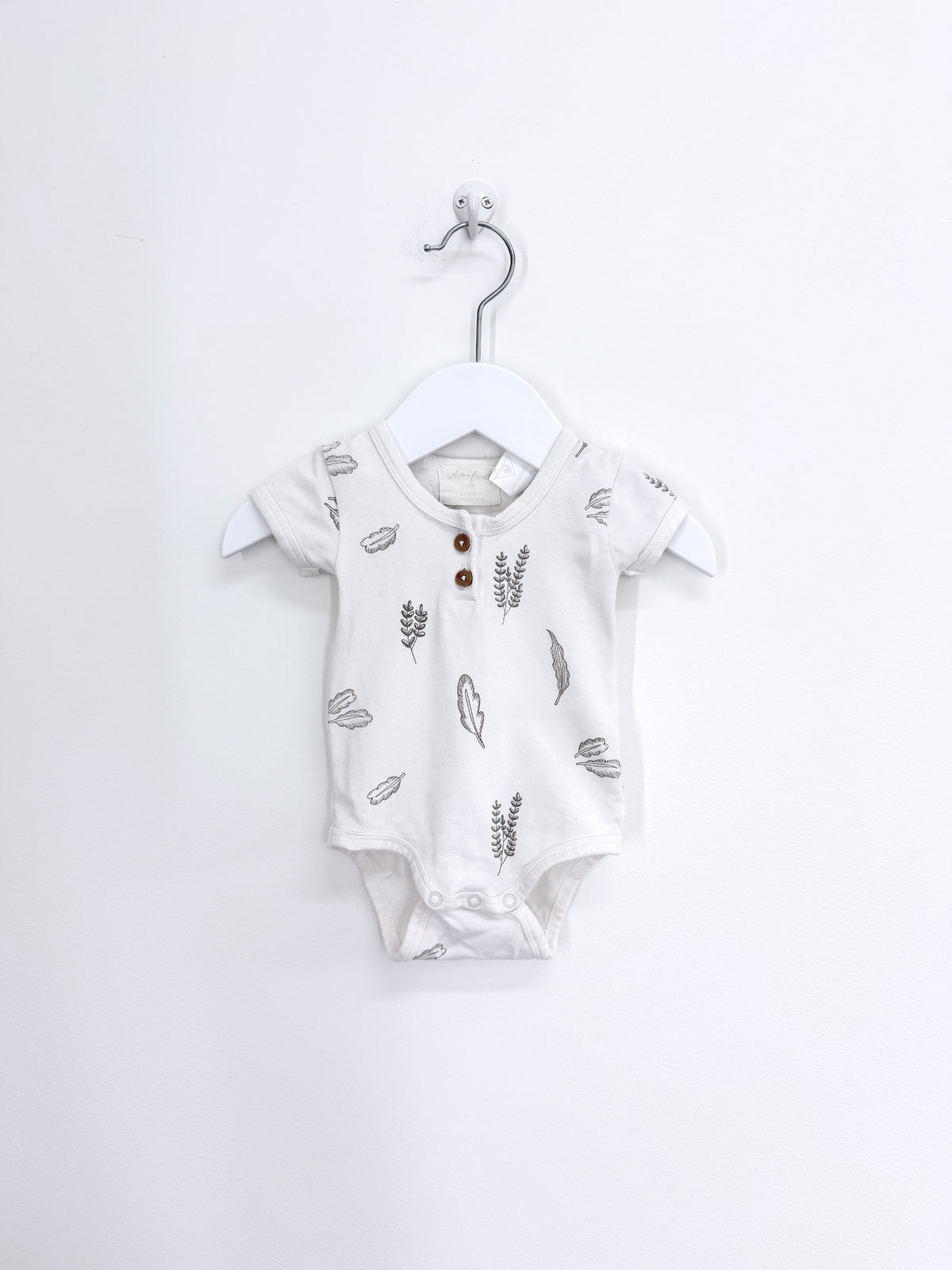 Wilson & Frenchy organic short sleeve henley bodysuit - seeding (0-3m)