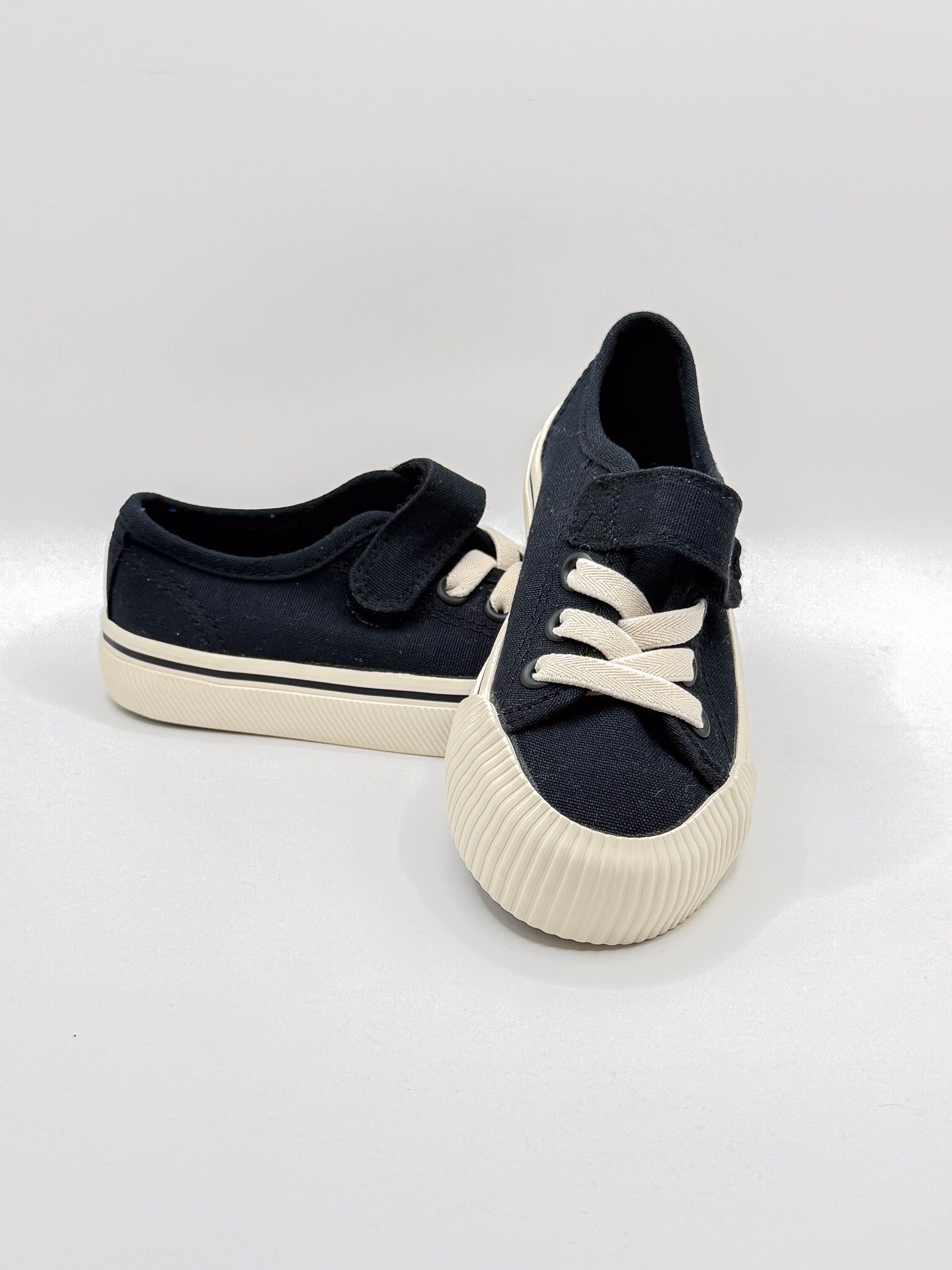 BNWOT H&M sneakers (25EU)