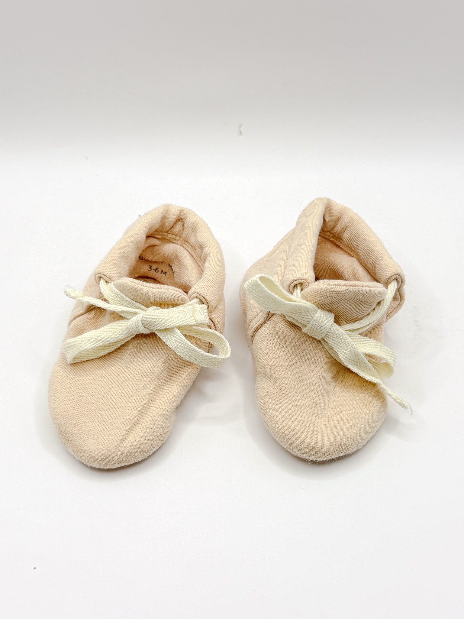 Quincy Mae organic booties (6-12m)