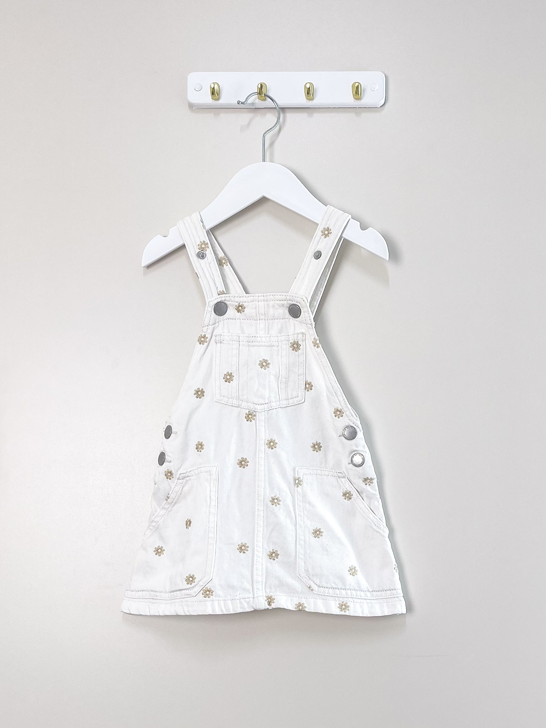 Cotton On Kids daisy denim pinafore (2y)