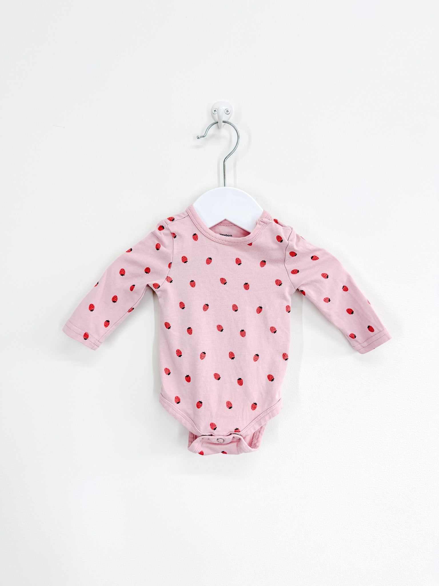 The Sleep Store organic bodysuit - strawberries (newborn)