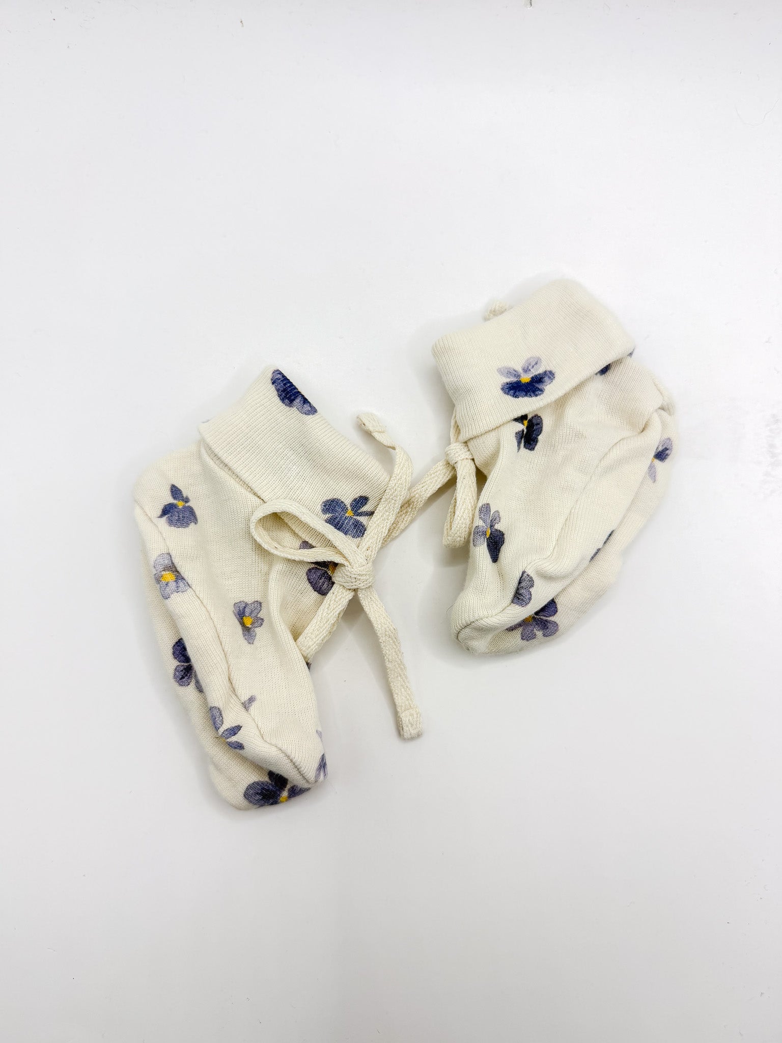 Nature Baby organic booties - pressed pansy (0-3m)