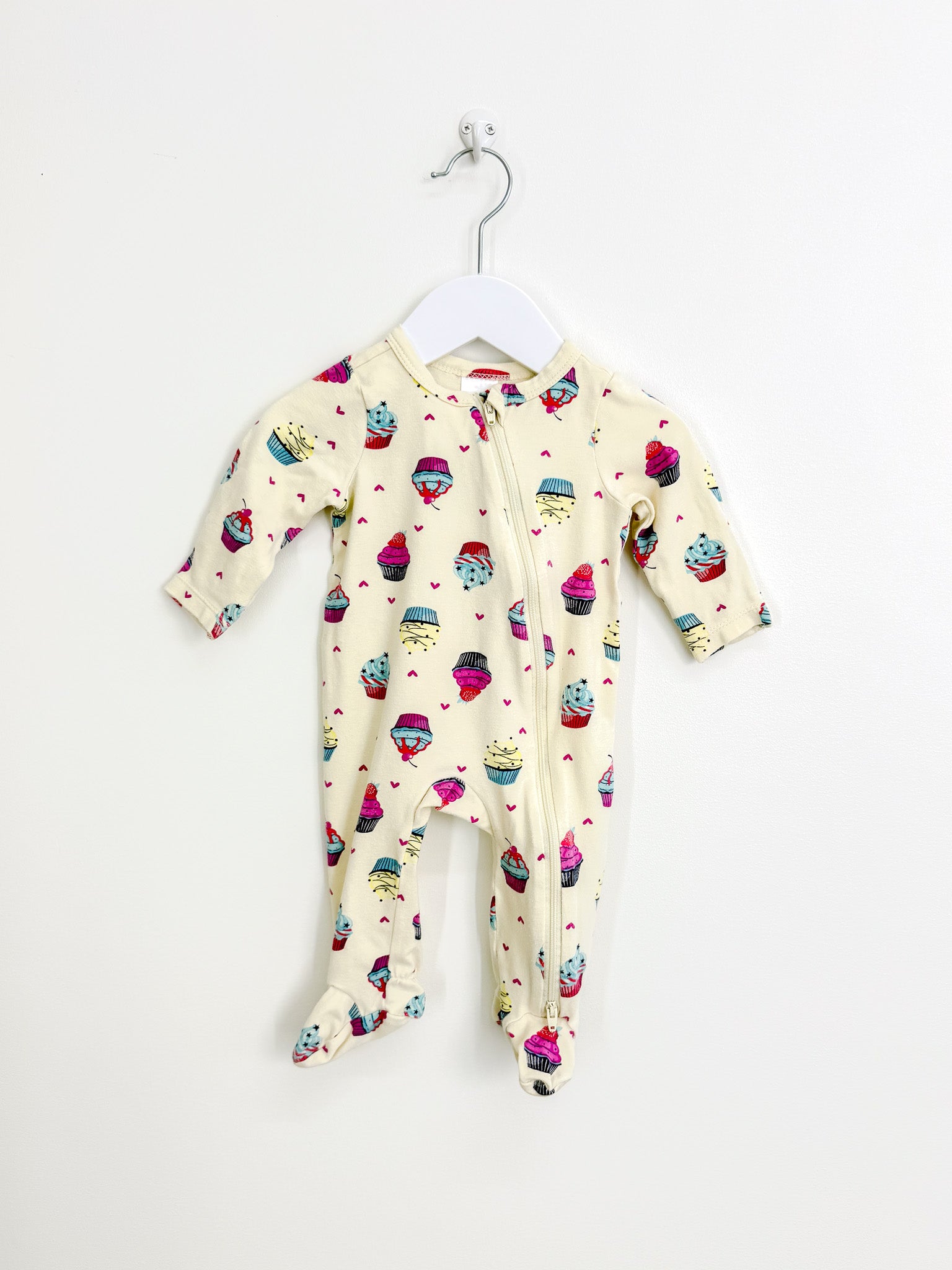 Teeny Weeny cupcake zipsuit (0-3m)