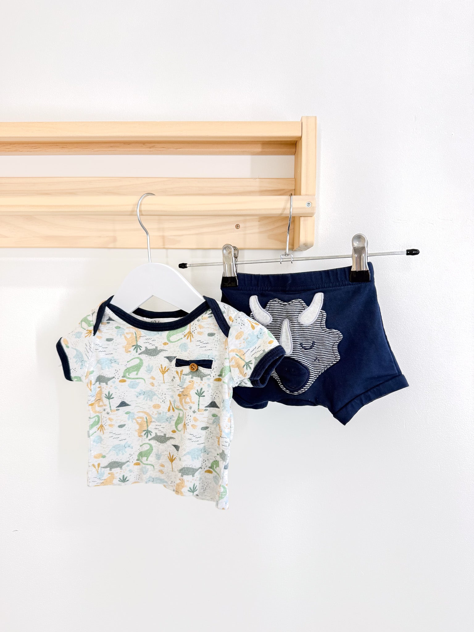 Bébé by Minihaha dino tee + shorts set (0-3m)