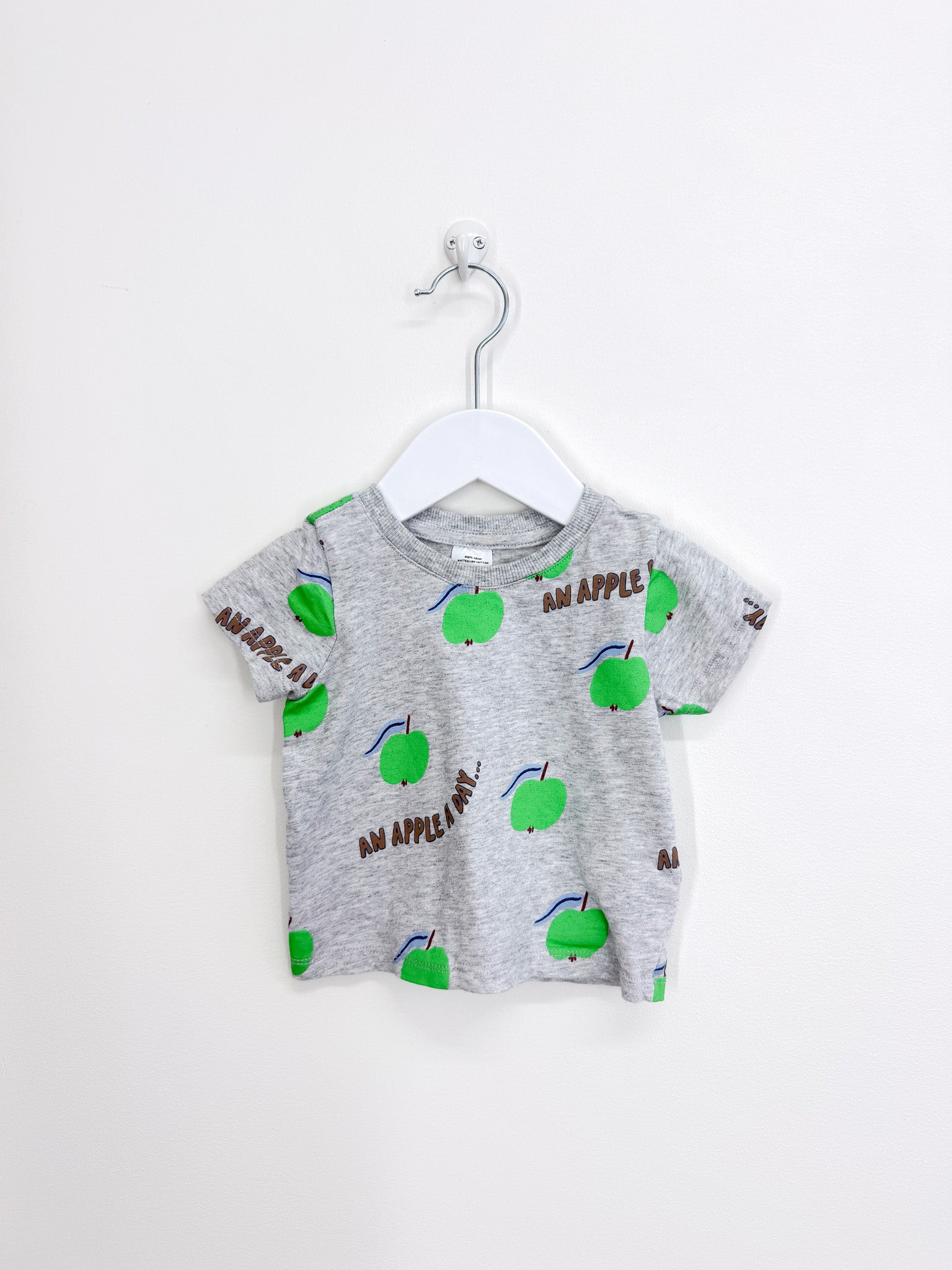 Cotton On Kids apple tee (3-6m)