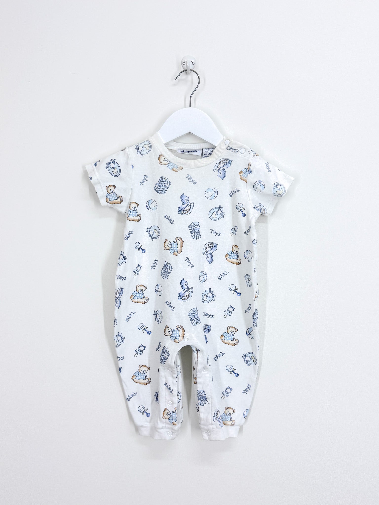 First Impressions toys onesie '00 (6-9m)