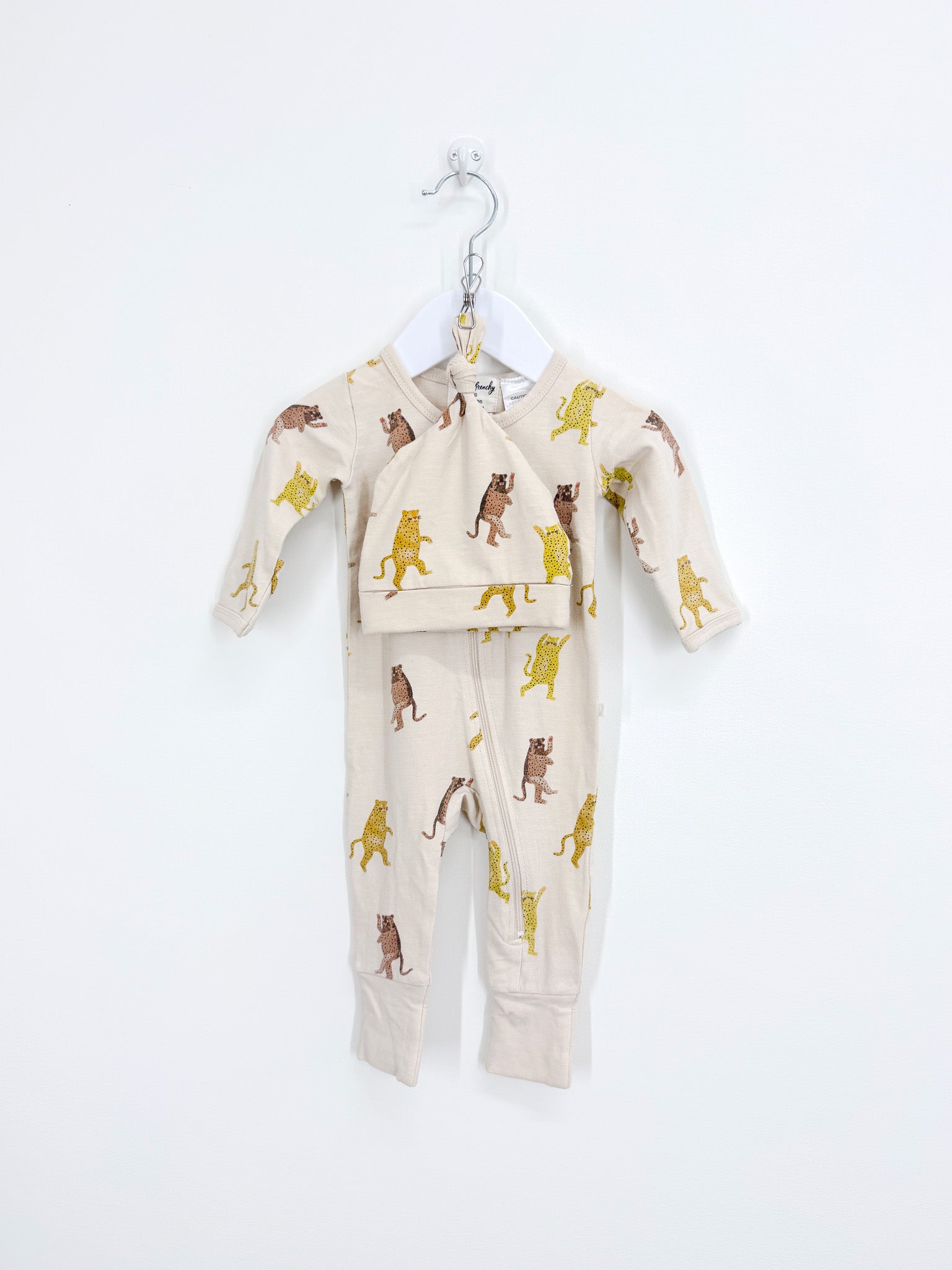 Wilson & Frenchy organic zipsuit + knot beanie - roar (0-3m)