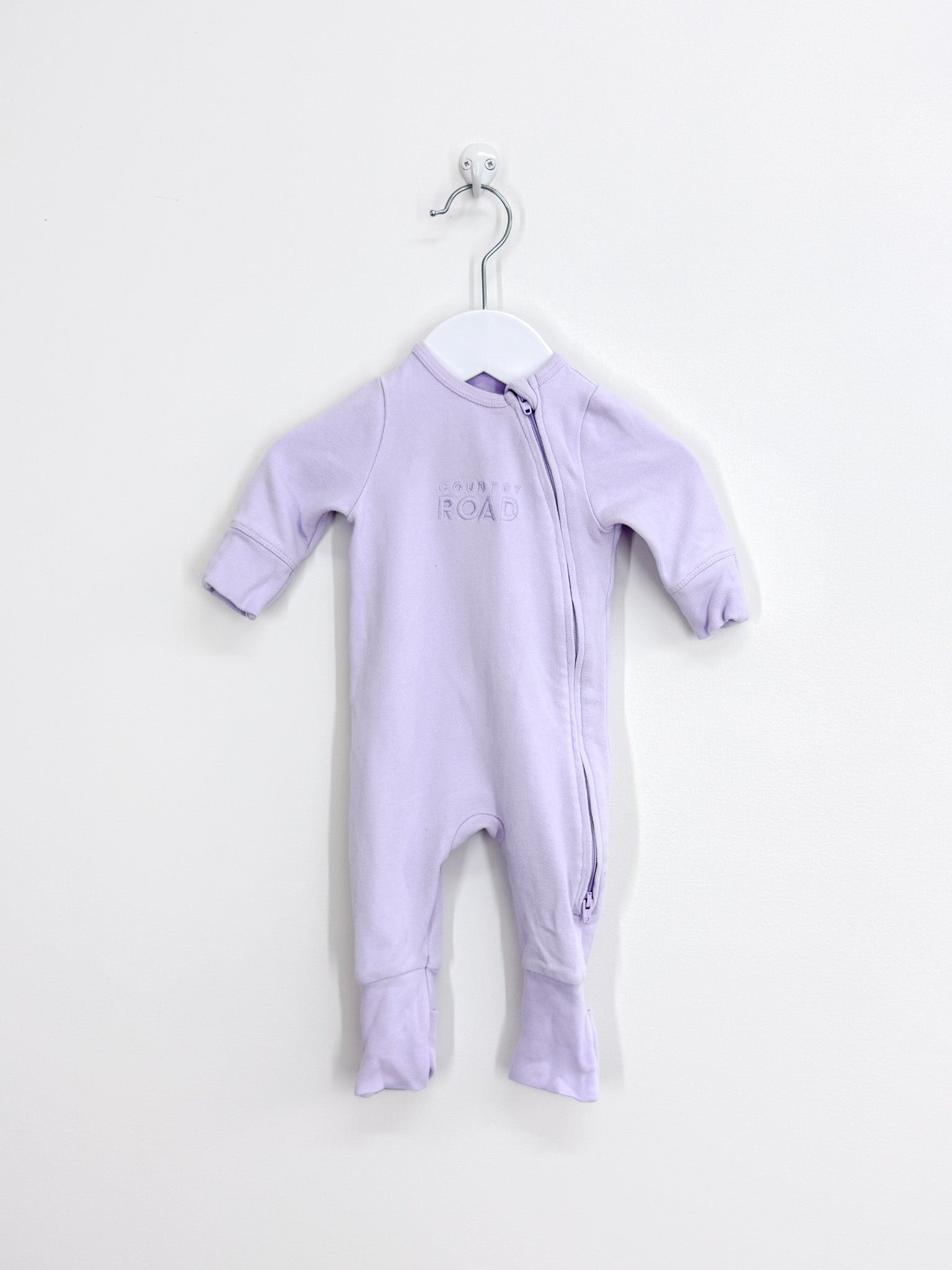 Country Road organic logo zipsuit (newborn)