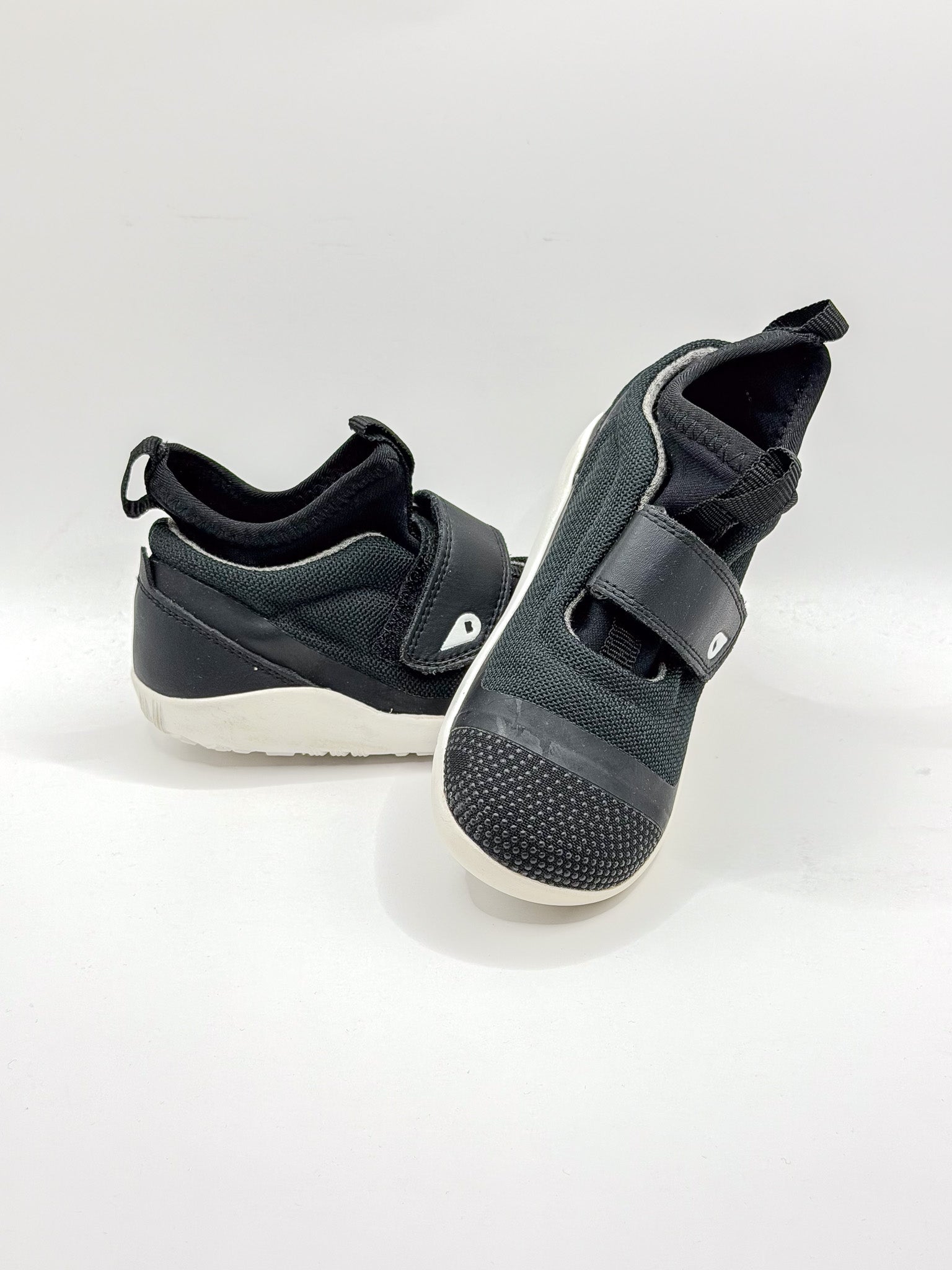 BNWOT Bobux hi dimension shoes (26EU)