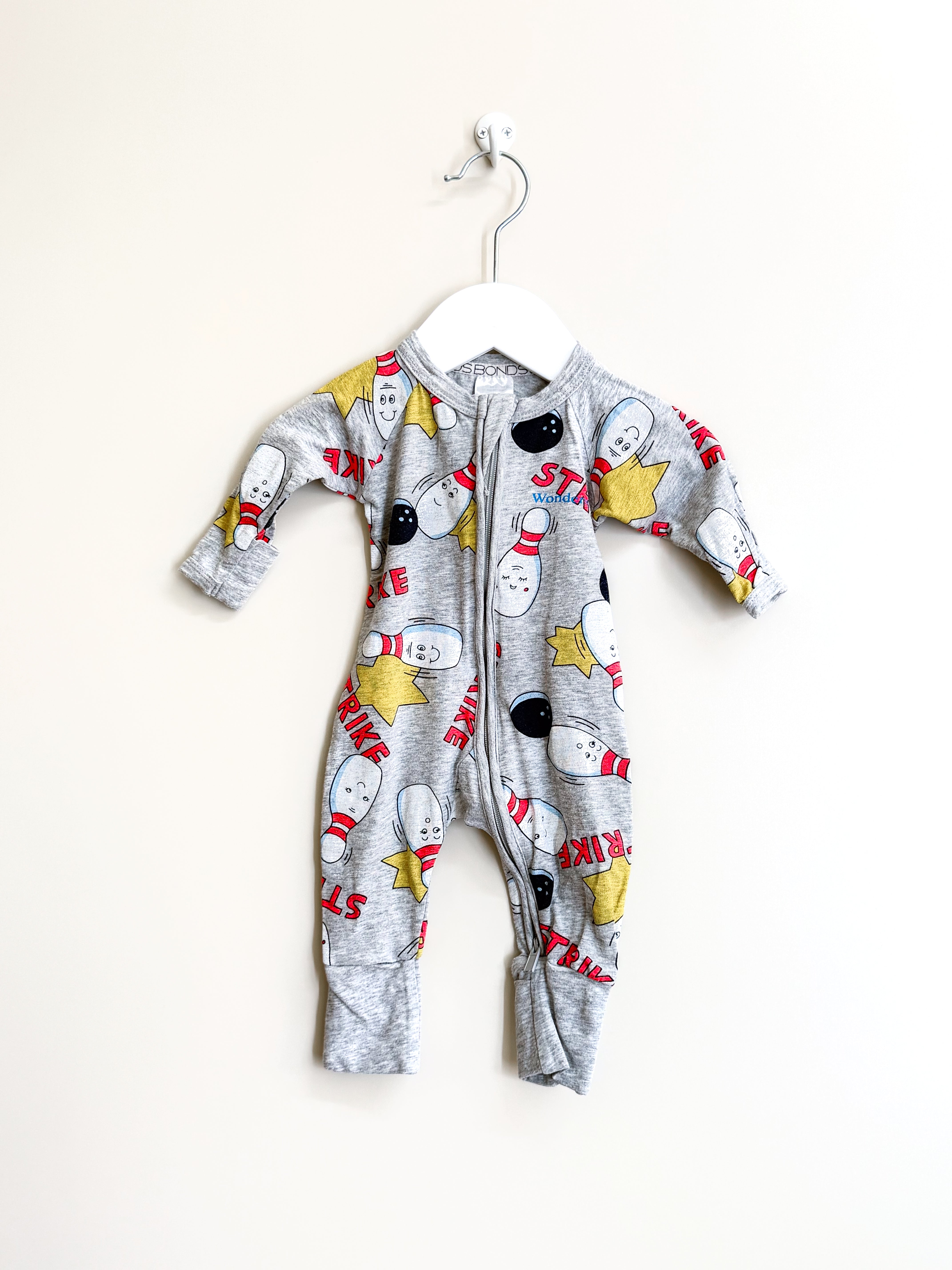 Bonds wondersuit - bowling strike (newborn)