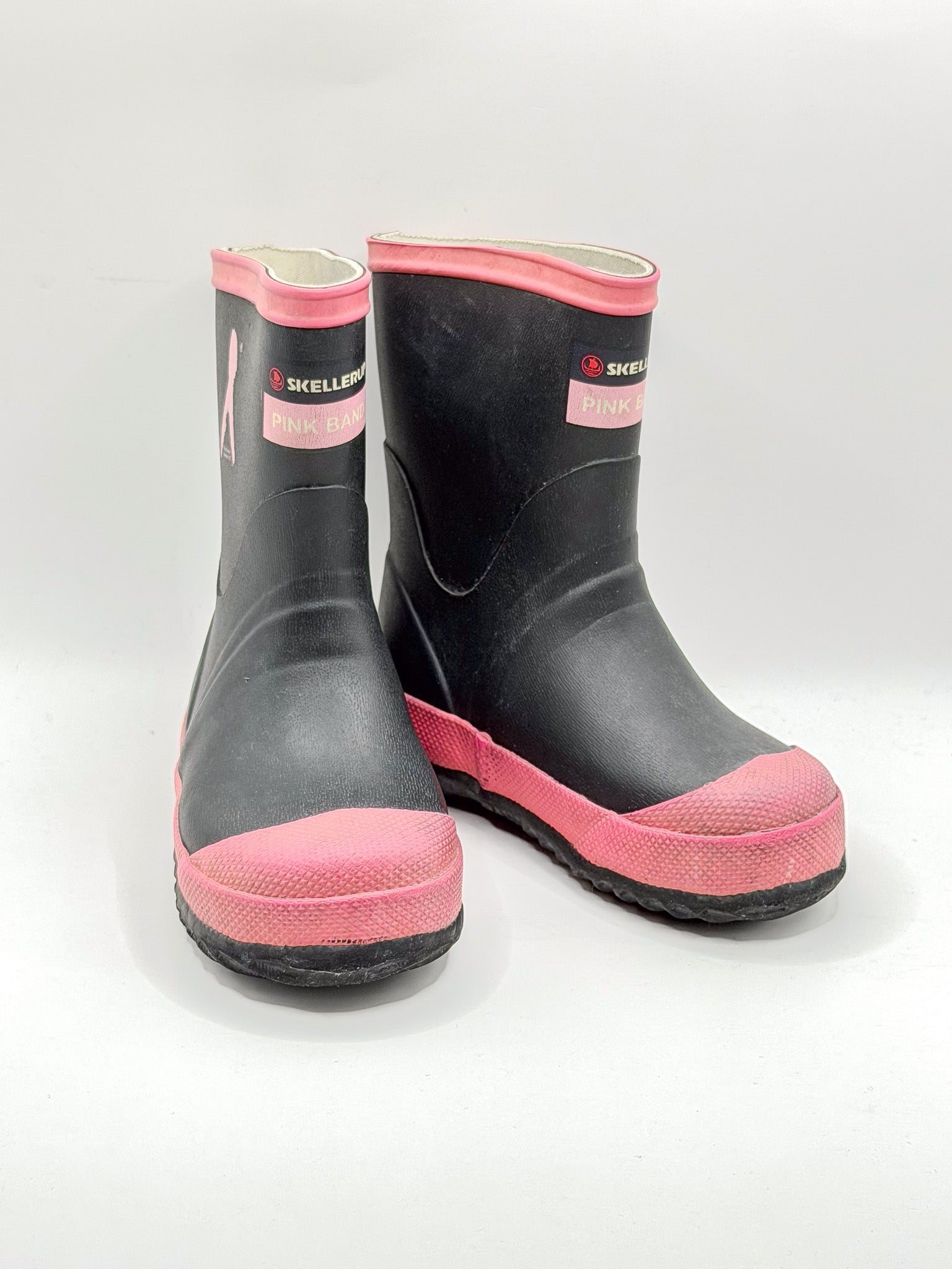 Skellerup redband pink ribbon gumboots (7C)