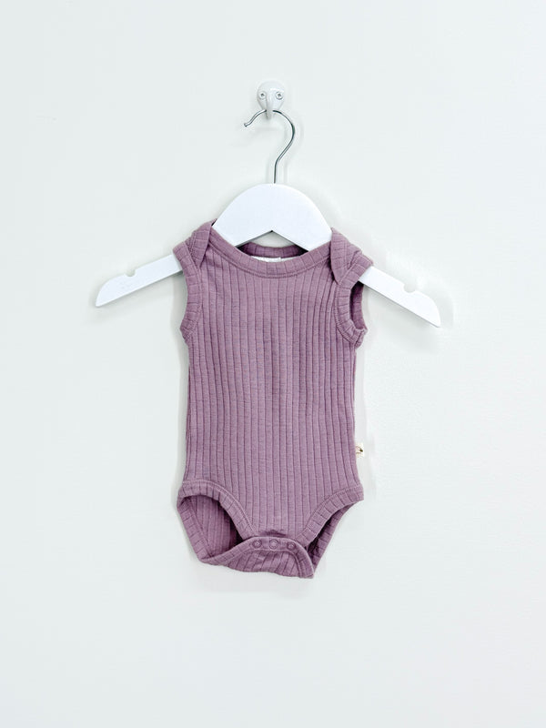 Ricochet merino rib singletsuit - purpelr (newborn)