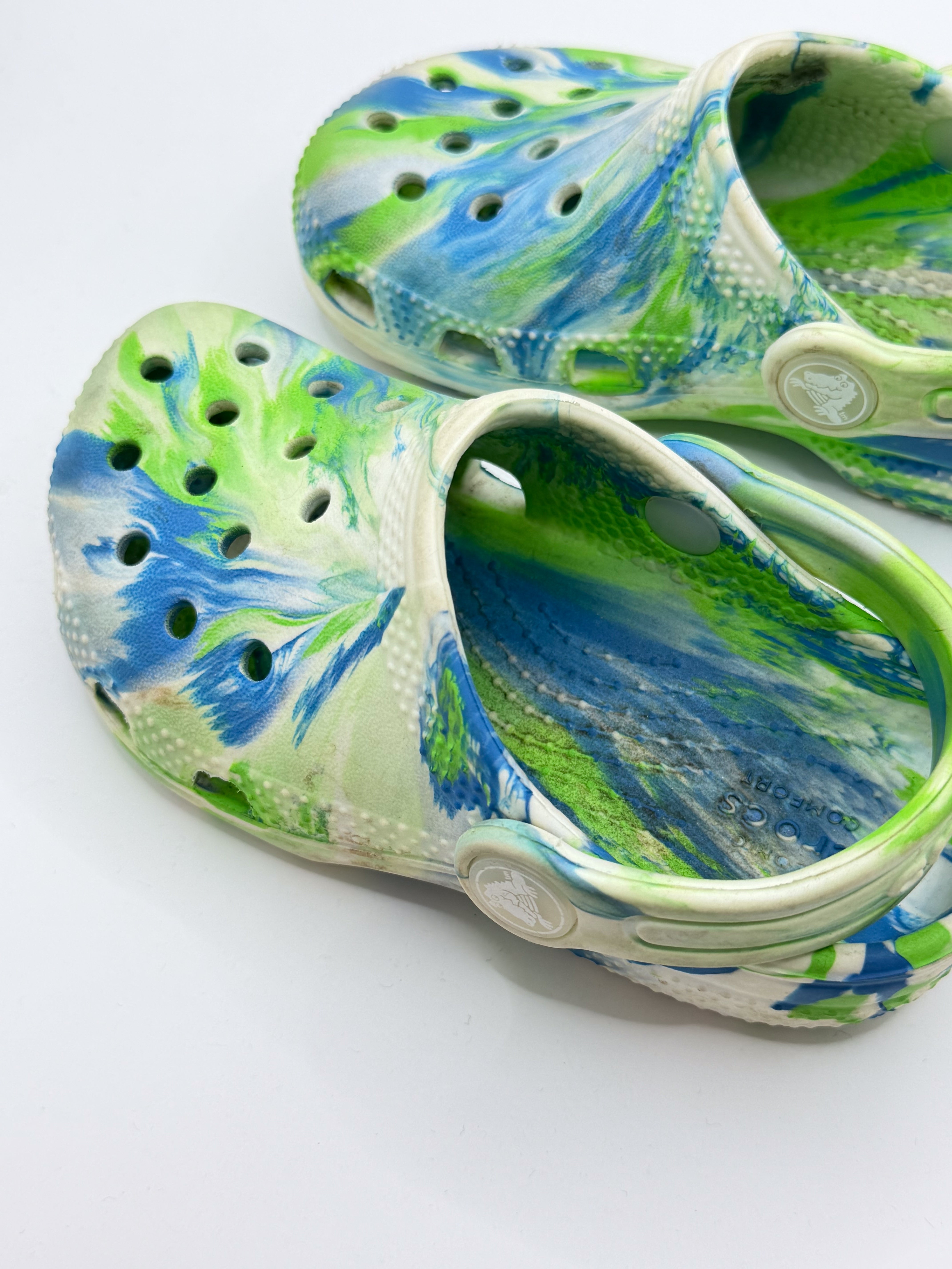 Crocs marbled sandals (24-25EU)