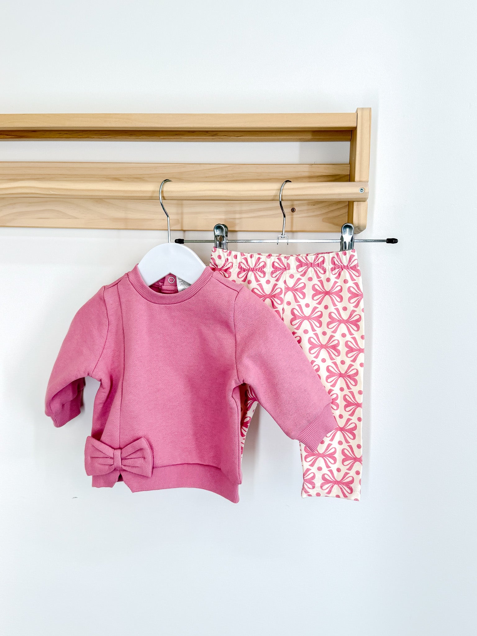 BNWOT Teeny Weeny bow sweatshirt + leggings set (3-6m)