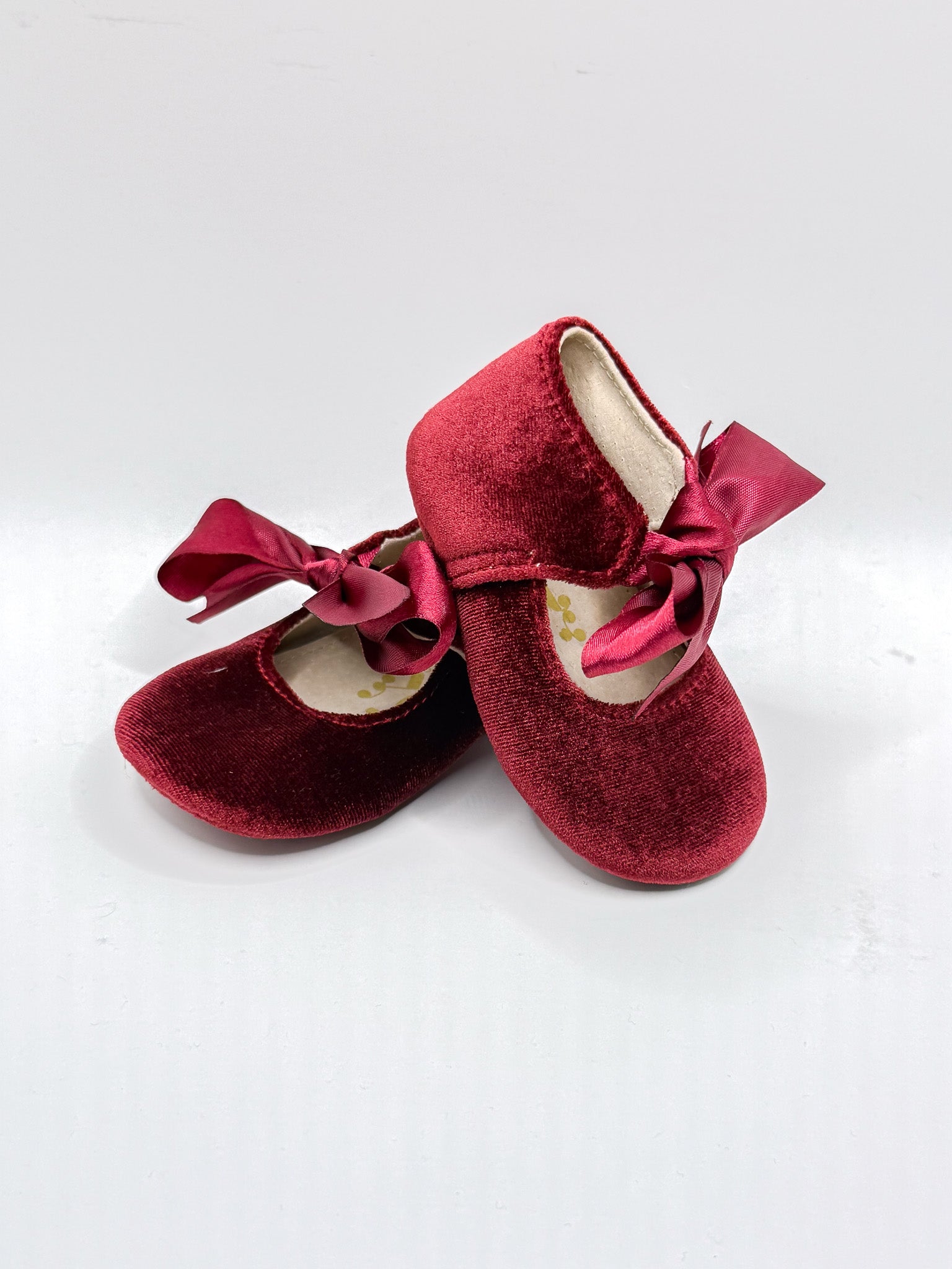 BNWOT Karibou Kids victoria velvet mary jane shoes (19EU)