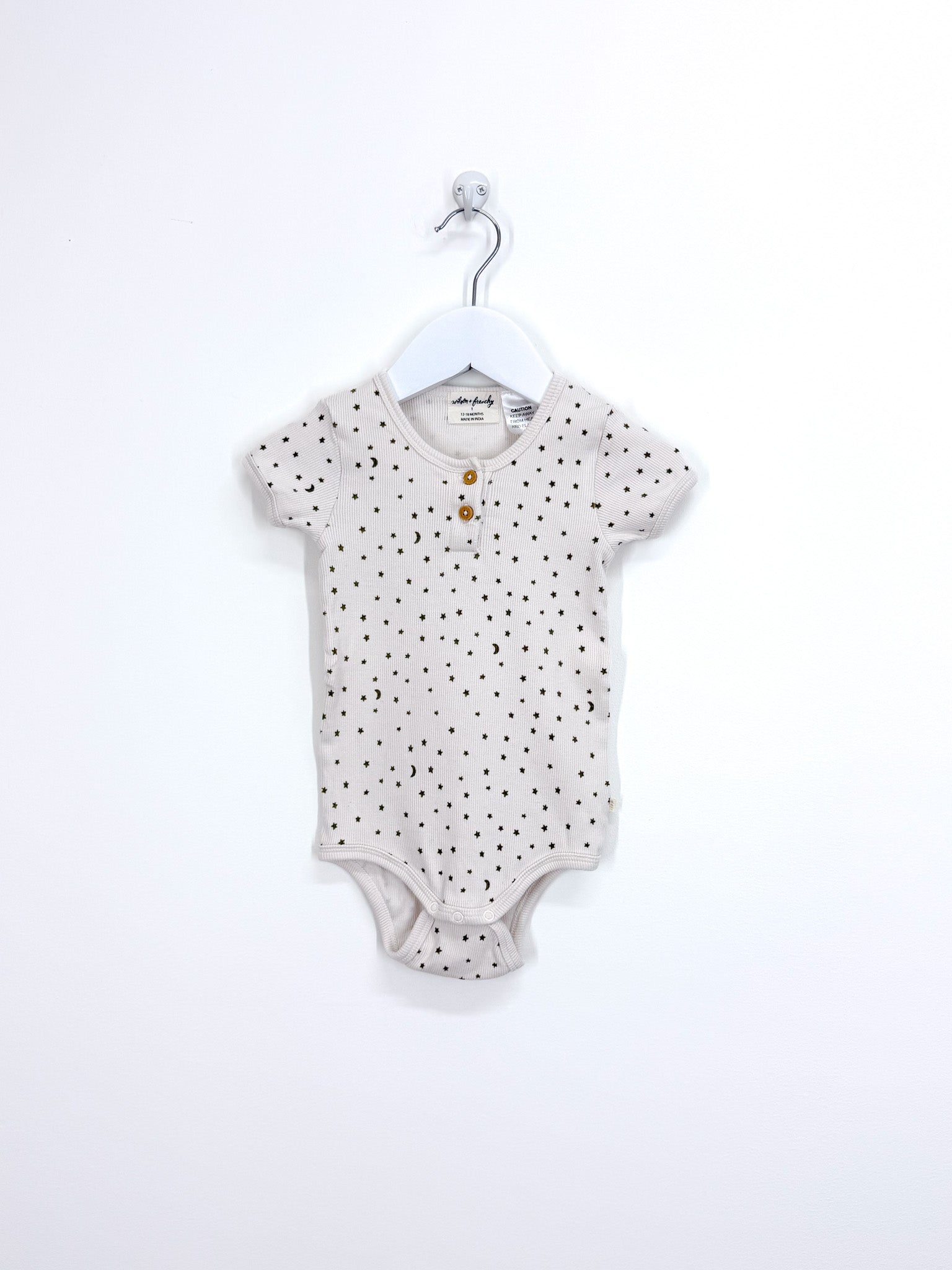 Wilson & Frenchy short sleeve organic rib henley bodysuit - stars (12-18m)