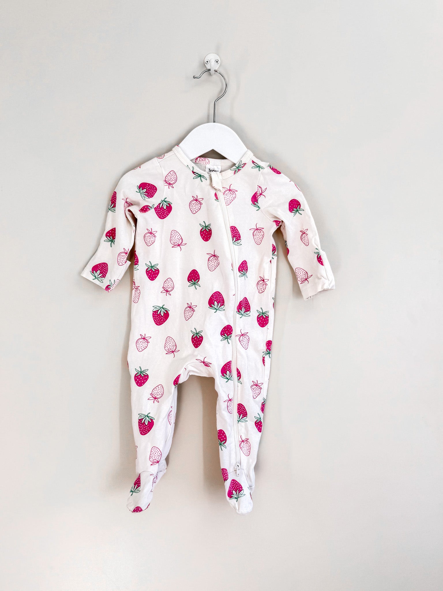 Teeny Weeny zipsuit - strawberries (3-6m)