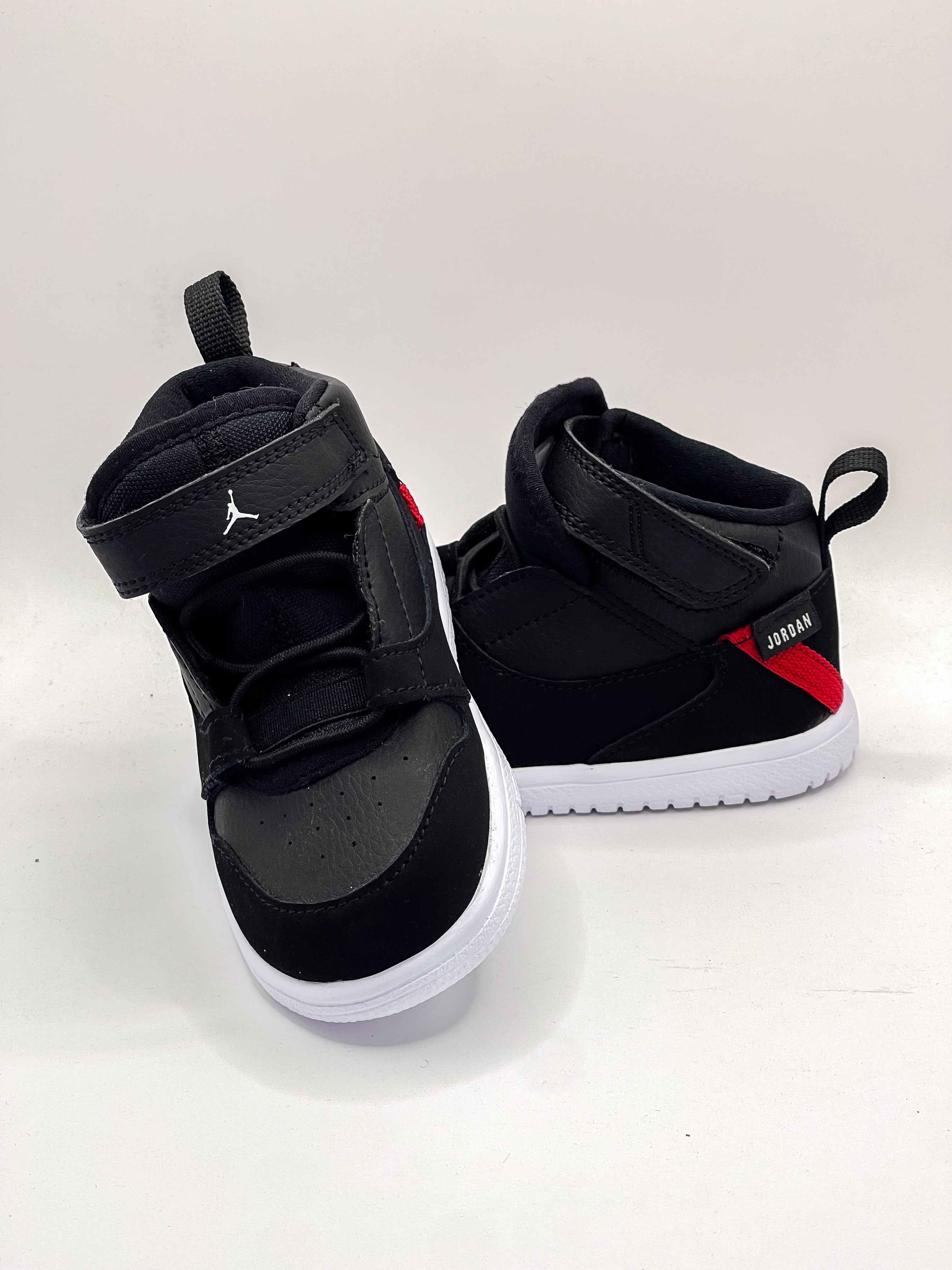 BNWOT Jordan air max aura 4 sneakers (7.5uk)