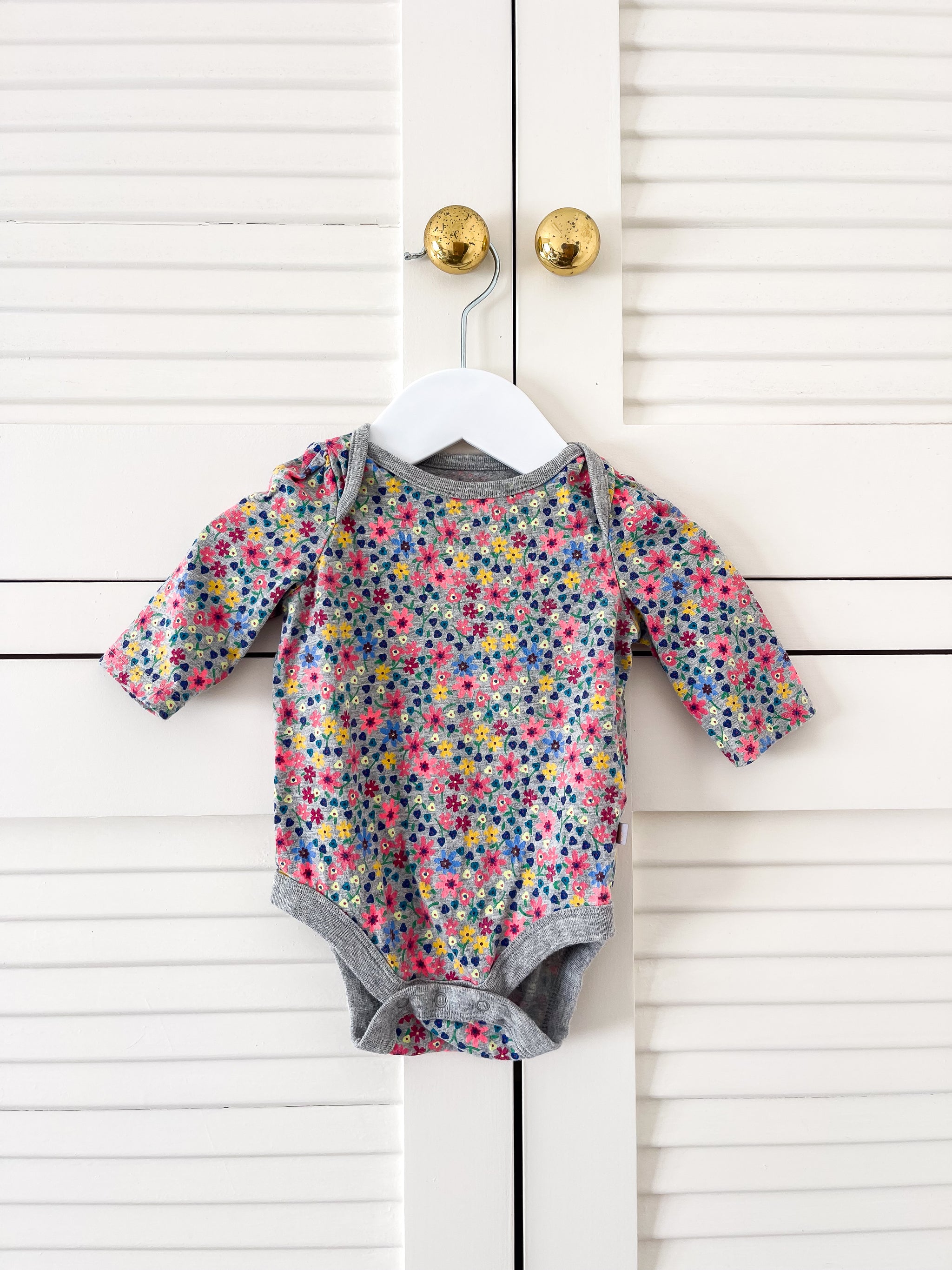Gap grey floral bodysuit (0-3m)