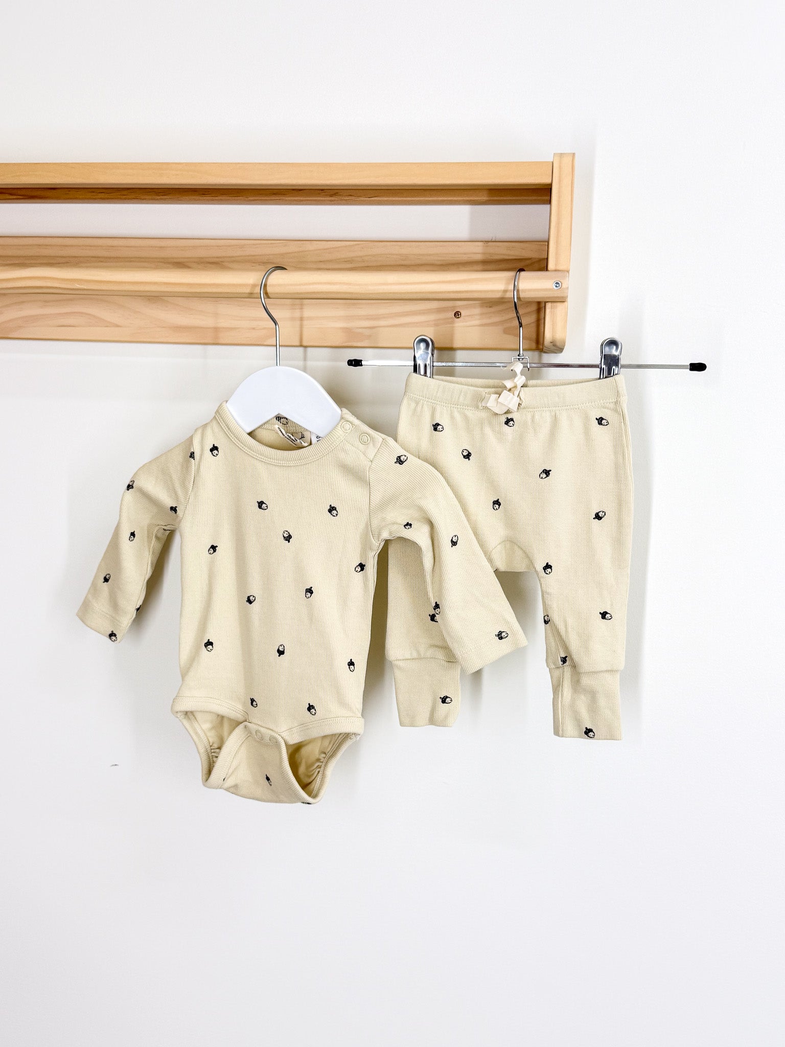 Buck & Baa organic ribbed acorn set (newborn)