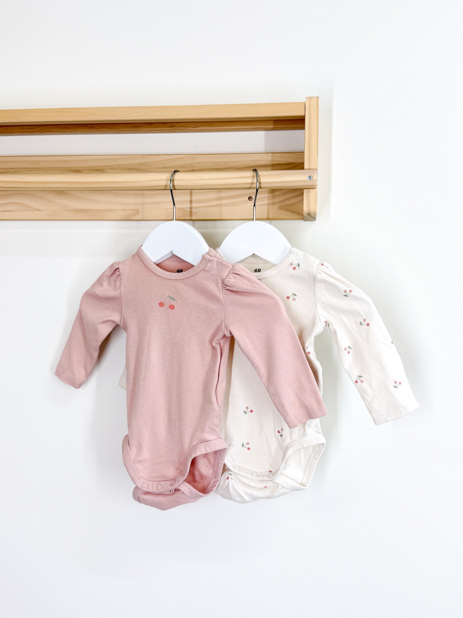 H&M organic 2 pack cherry bodysuit set (0-3m)