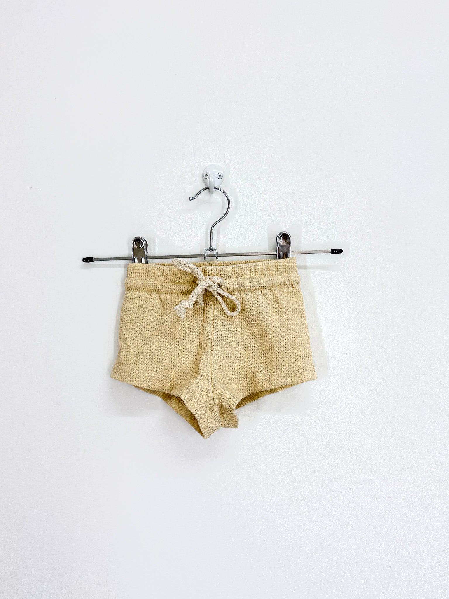 The Loved ones waffle drawstring shorts (6-12m)